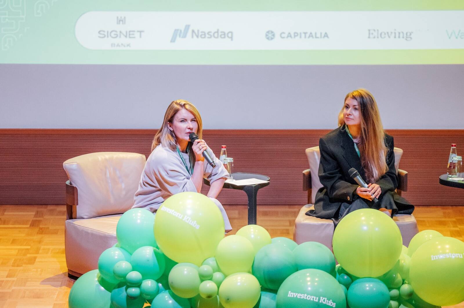 Karīna Kulberga (no kreisās) un Lotte Tisenkopfa-Iltnere Investoru Festivālā 2024