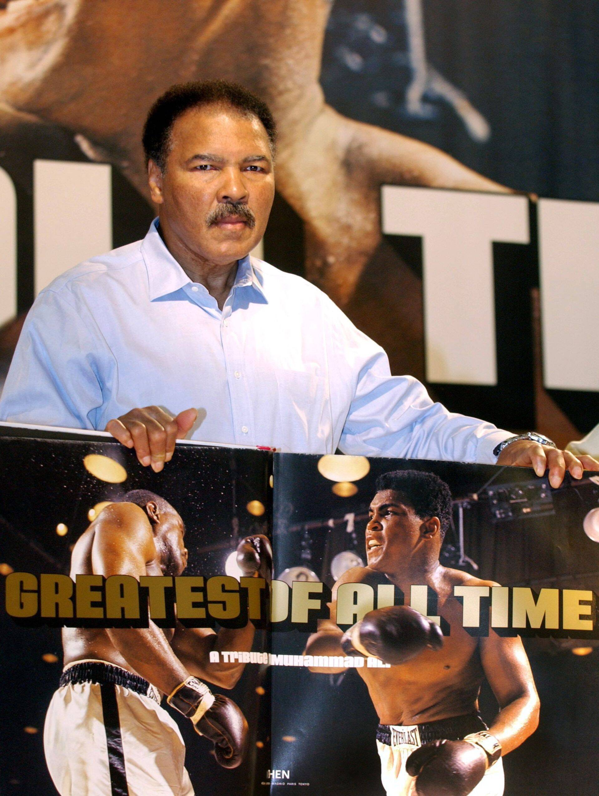 2003. aasta oktoobris esitles poksilegend Muhammad Ali oma elulooraamatut, mis kaalub 30 kilogrammi ringis ja maksab 7500 eurot.