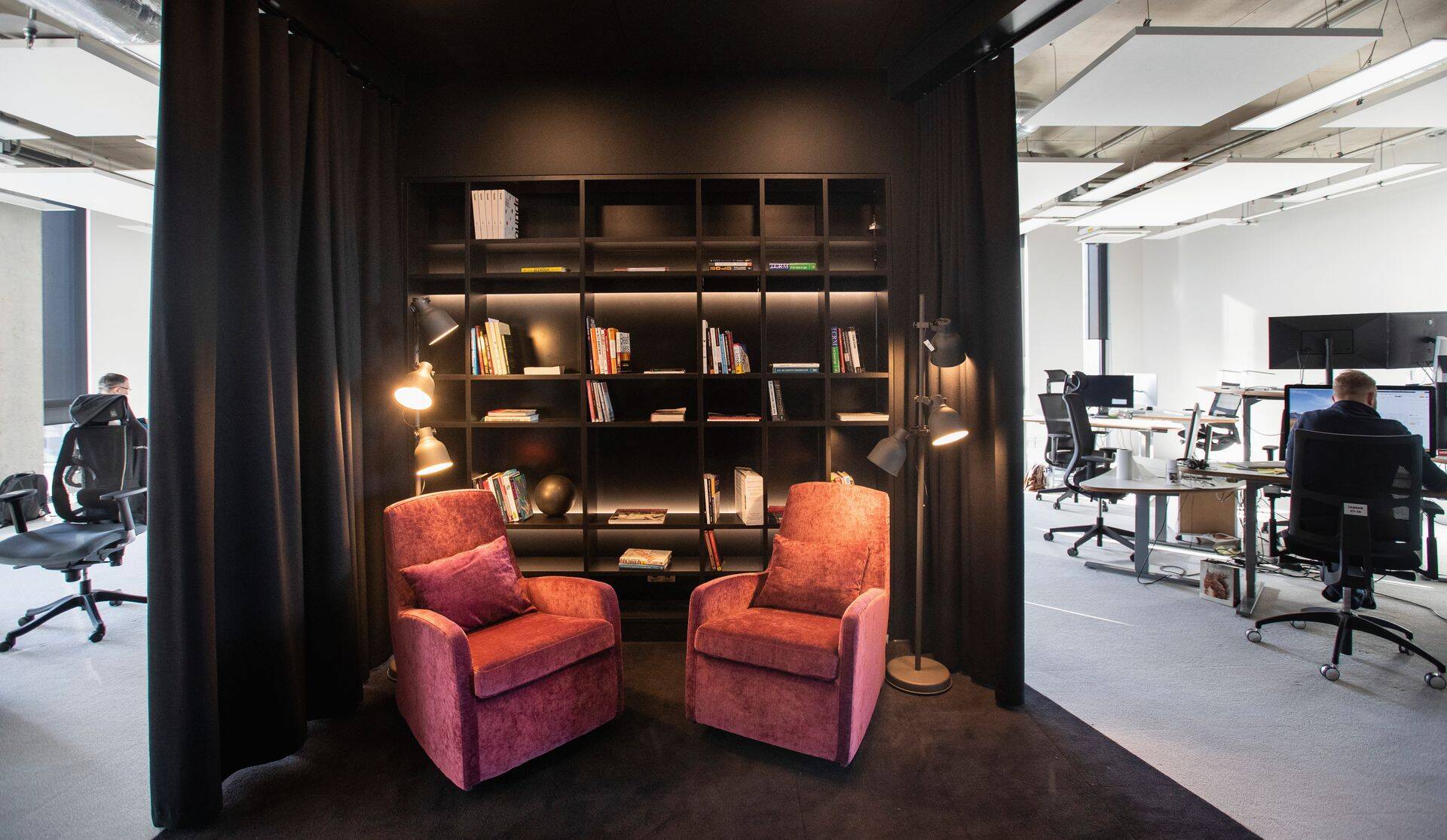 Pipedrive'i uues kontoris on väike hubane raamatukogu, kuhu end paksude kardinate vahele pugedes unustada võib.