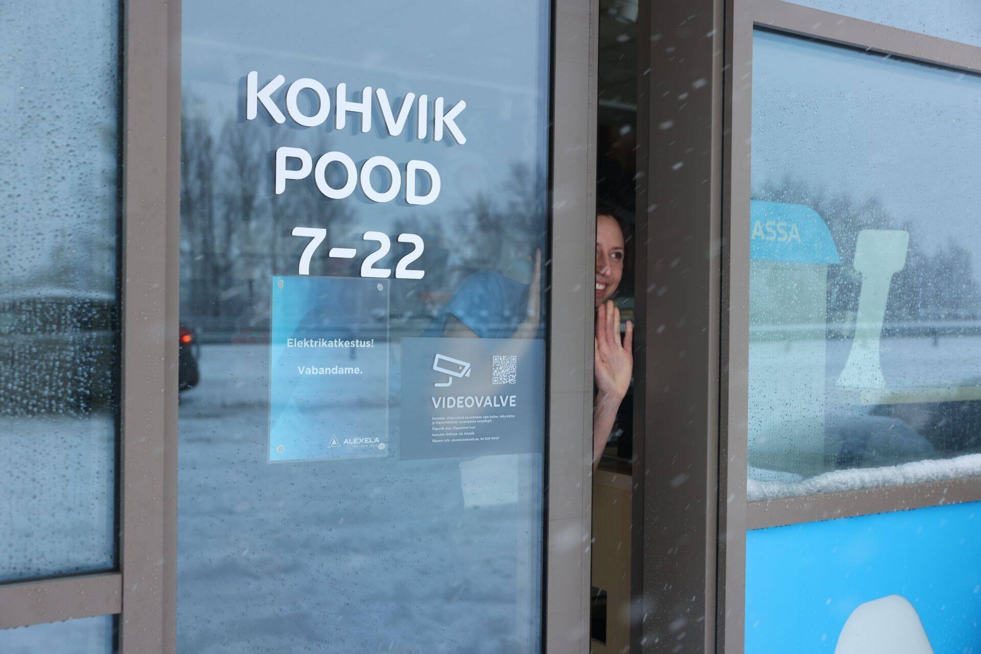 В куусалуской Alexela двери открывает работник, пока генератор не доедет до заправочной станции. Заправиться при этом невозможно.