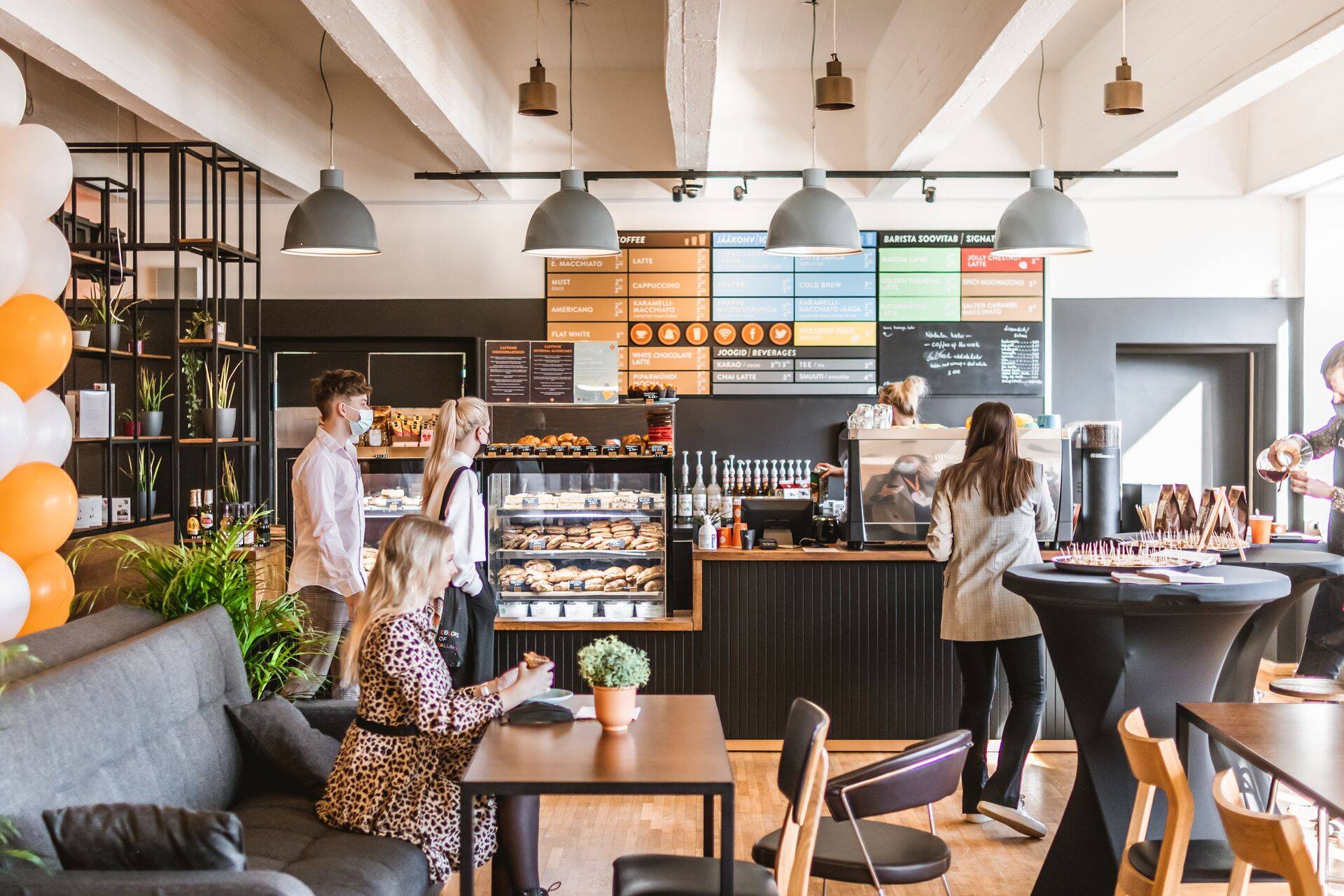 Caffeine Taltech’i kohvik on üks sellistest kohvikutest, kus kasutasime uue kohviku puhul pea täielikult suletud kohviku inventari.