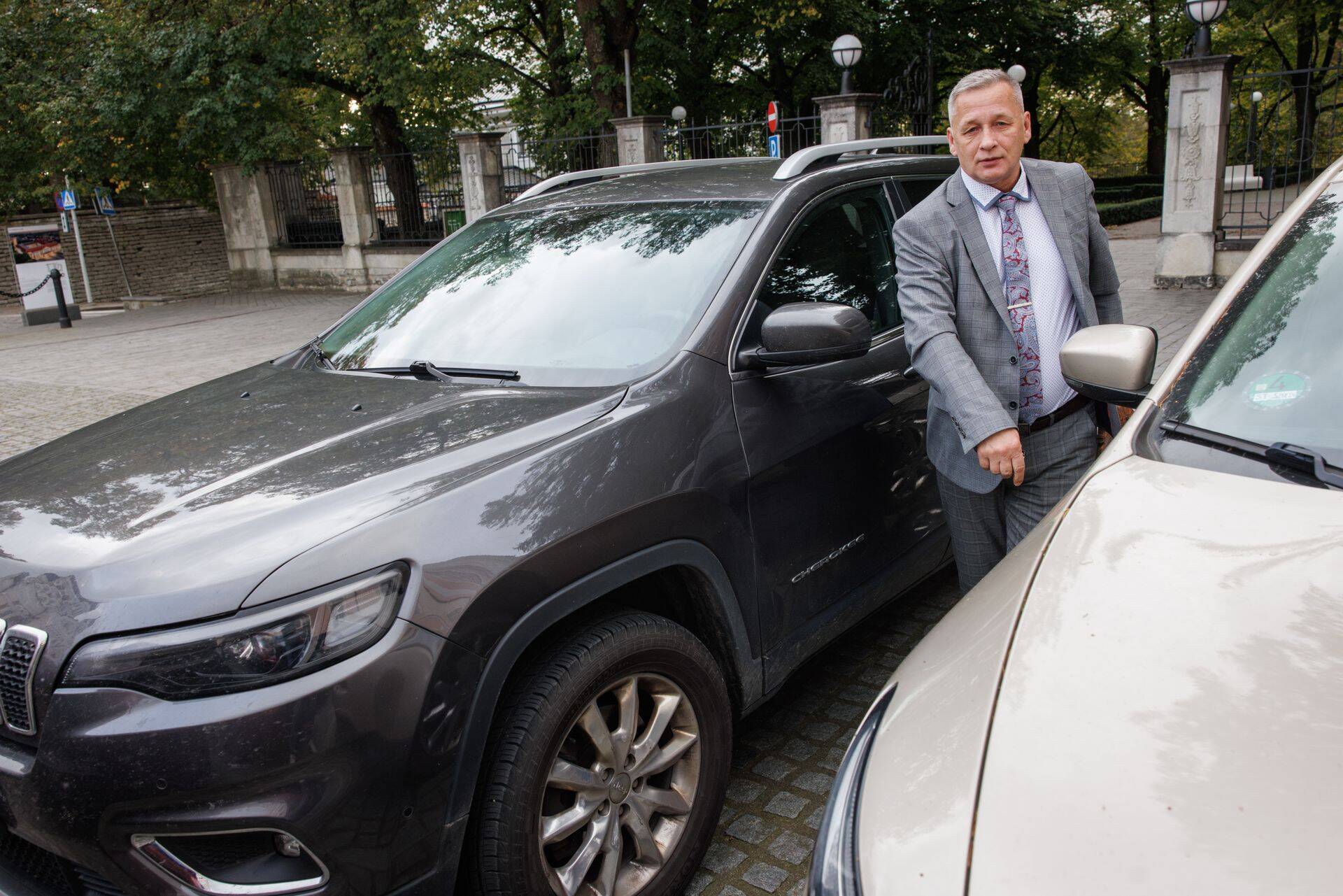 Riigikogu liige, EKRE ridadesse kuuluv Kalle Grünthal on aprillist augusti lõpuni ostnud üle 3200 liitri kütust maksumaksjate raha eest.