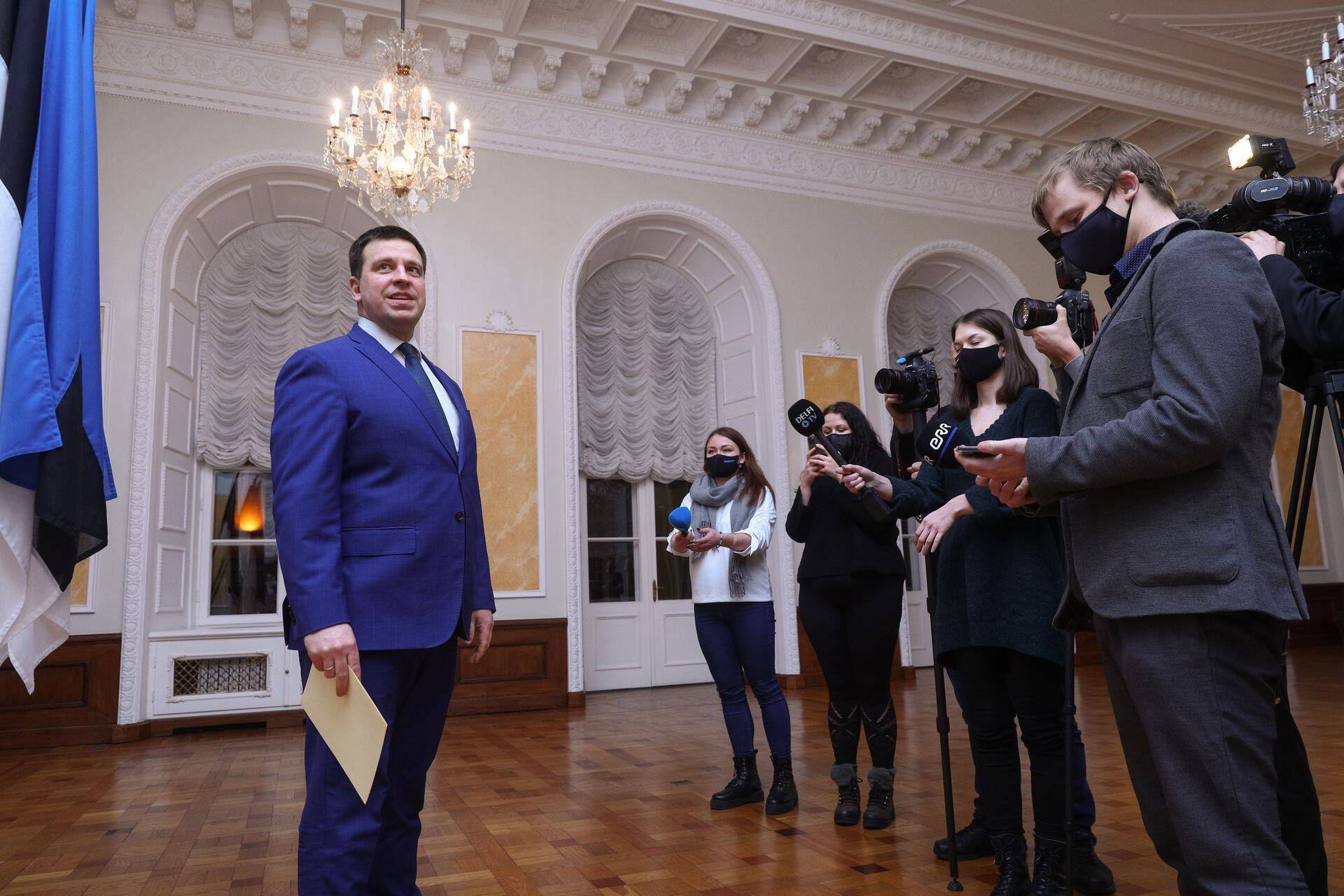 Jüri Ratas öösel ajakirjanike ees.