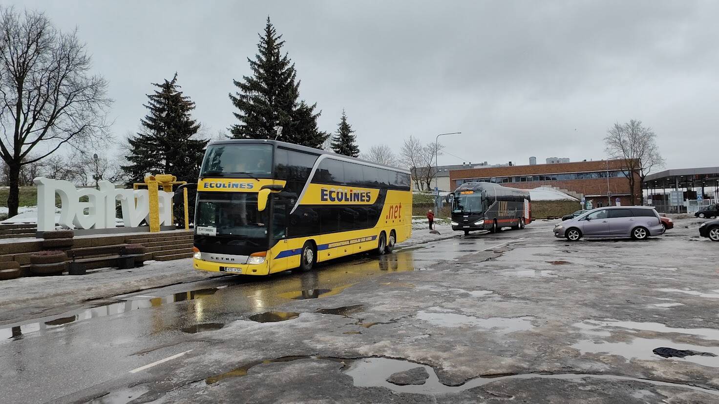 С эстонской стороны автобусы «из Петербурга» останавливаются прямо у погранпункта.