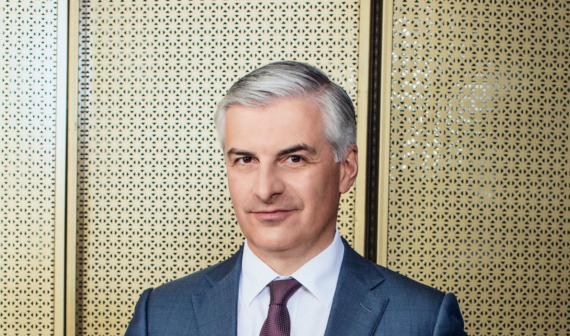 Roberts Idelsons, Signet Bank valdes priekšsēdētājs.