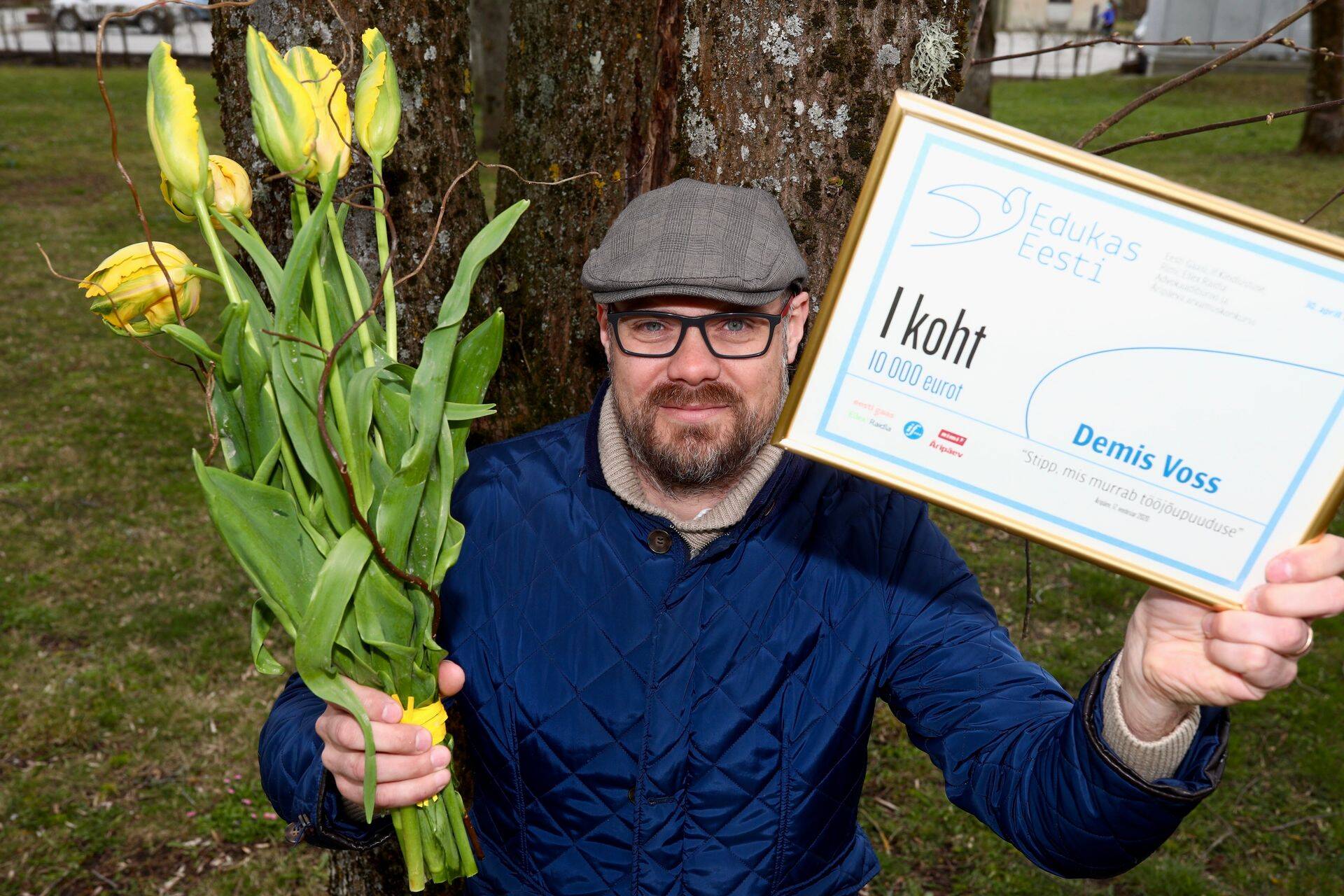 Pärast lõunat sai Eduka Eesti laureaat Demis Voss 2+2 reeglit järgides kätte aukirja ja lilled.