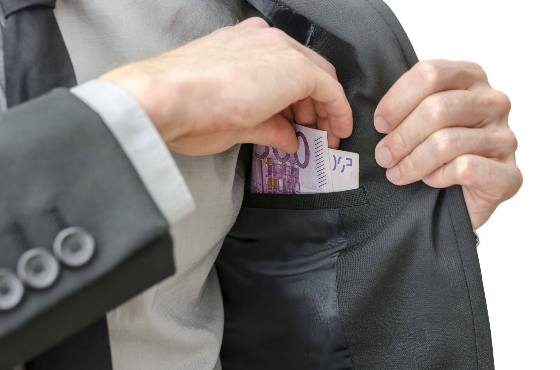 Eestis on kõige soodsam pidada 600 eurost palka teenivat üksi elavat töötajat.