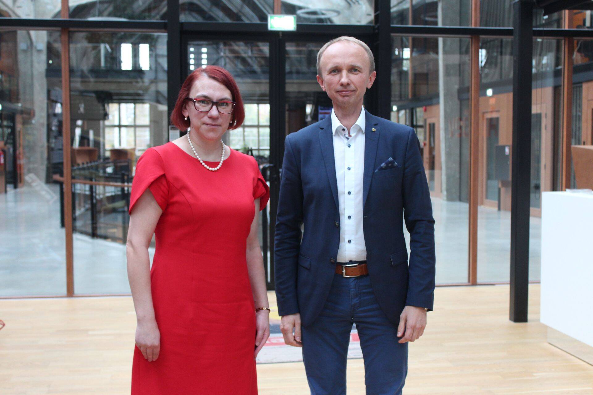 Siseministeeriumi kodakondsus- ja rändepoliitika osakonna juhataja Ruth Annus ning tööjõurendiga tegeleva Hansavesti juht Jüri Kulbin.
