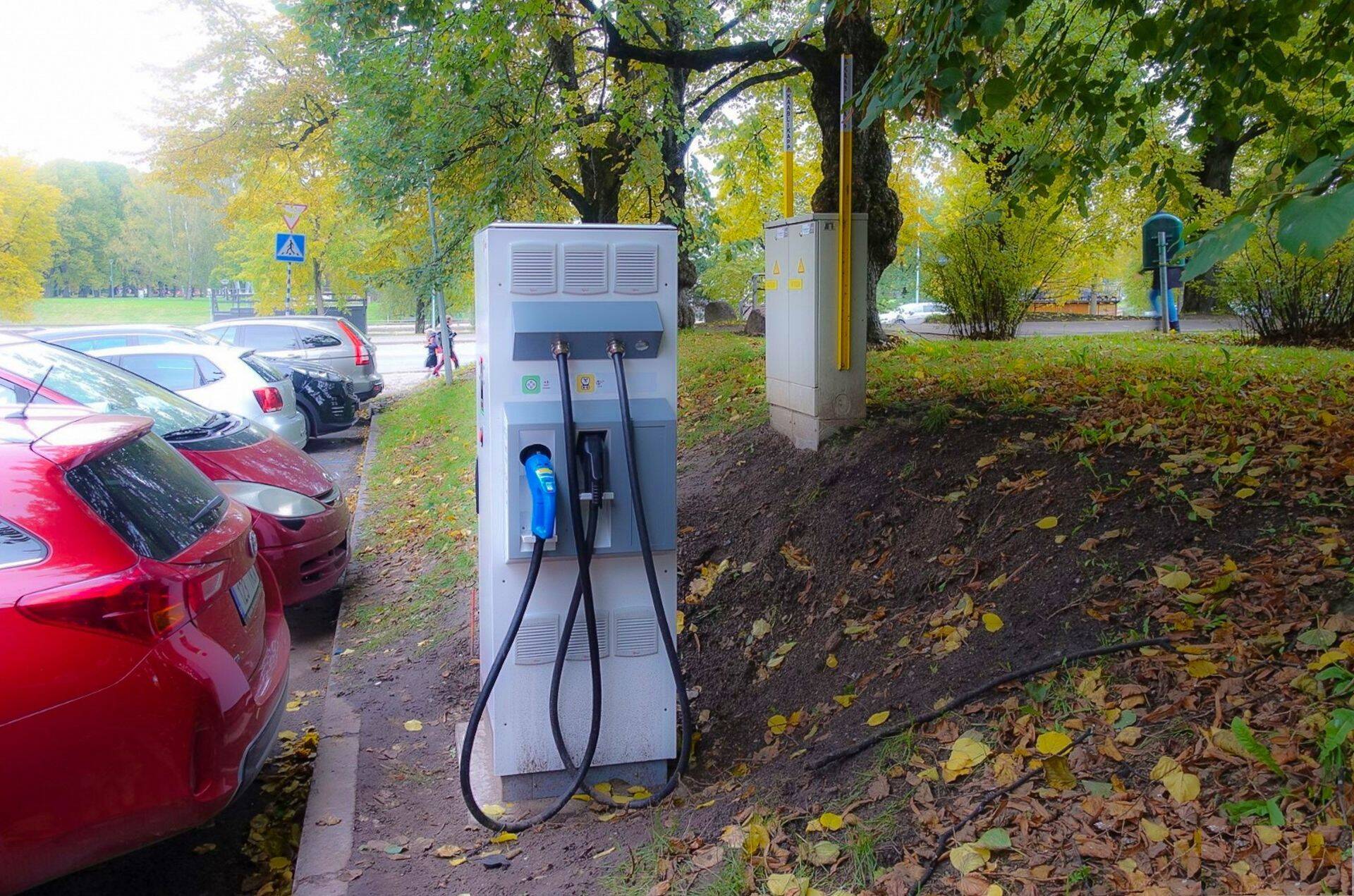 В Тарту появились пять станций экспресс-заправки для электромобилей, работающих одновременно по двум стандартам. В них используется как стандарт CHAdeMO – для заправки японских электромобилей, так и стандарт CCS – для заправки электрокаров, выпускаемых в Европе и США. По утверждению технических экспертов, создать какой-то переходник, способный преобразовывать один стандарт в другой, невозможно, можно лишь оснастить заправочную станцию сразу двумя «электропистолетами». Такое решение хорошо ещё и тем, что позволяет от одного зарядного пункта подзаряжаться сразу двум электрокарам, если только они не одного стандарта.