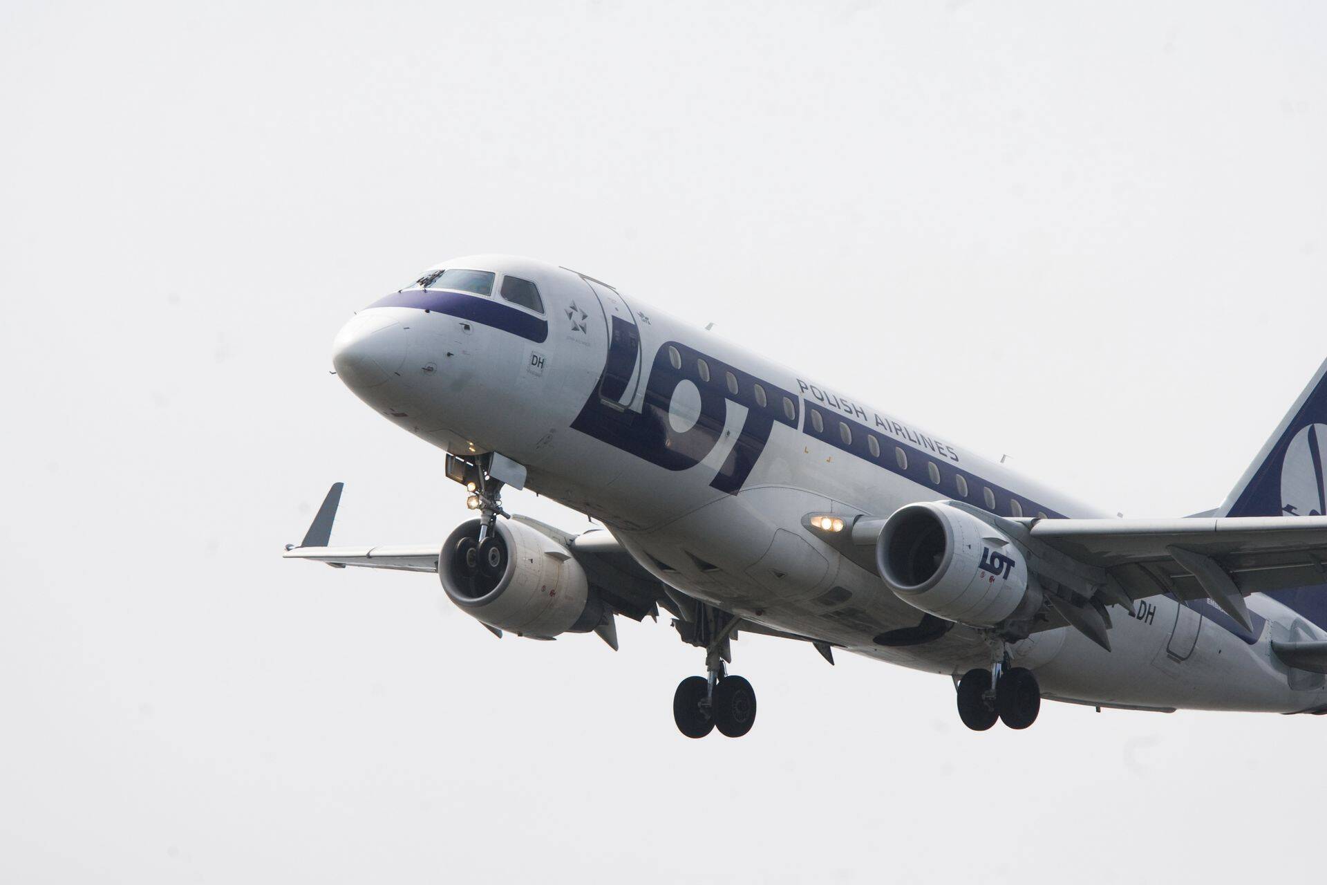 Poola lennukomanii LOT Polish Airlines lennuk Embraer Tallinna lennujaamas maandumas.