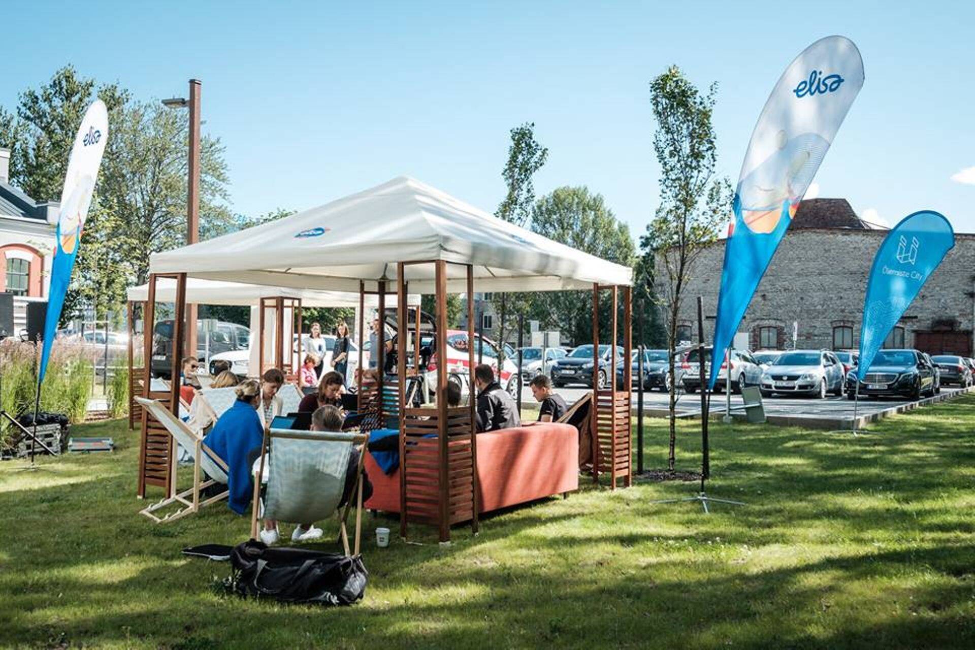 Elisa tutvustab täna välikontorit.