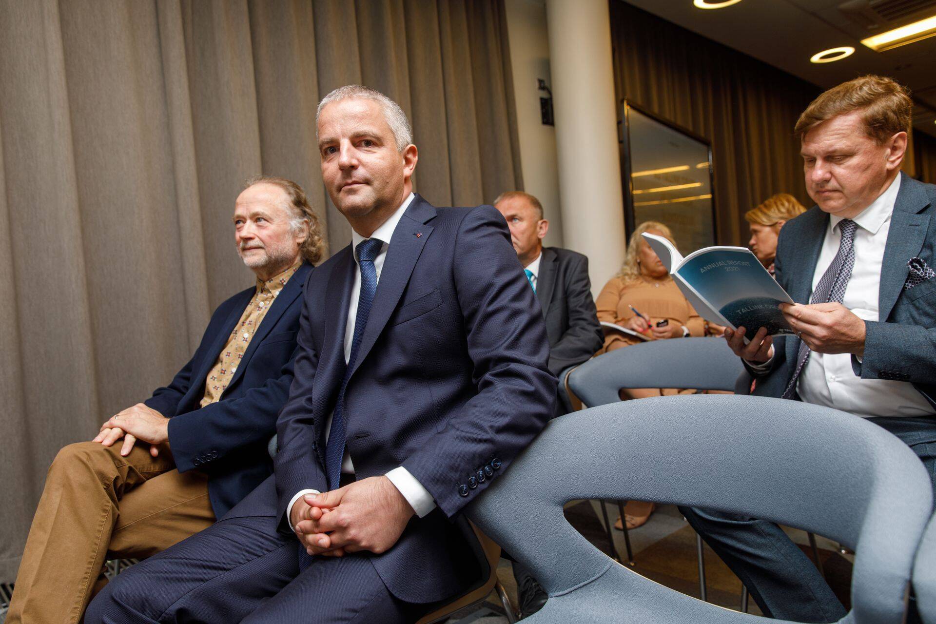 Paavo Nõgene (keskel) tehtud dividendiettepaneku tulemus jõuab ka Infortari aktsionäride, sh Kalev Järvelille (vasakul) ja Ain Hanschmidti (paremal) taskusse.