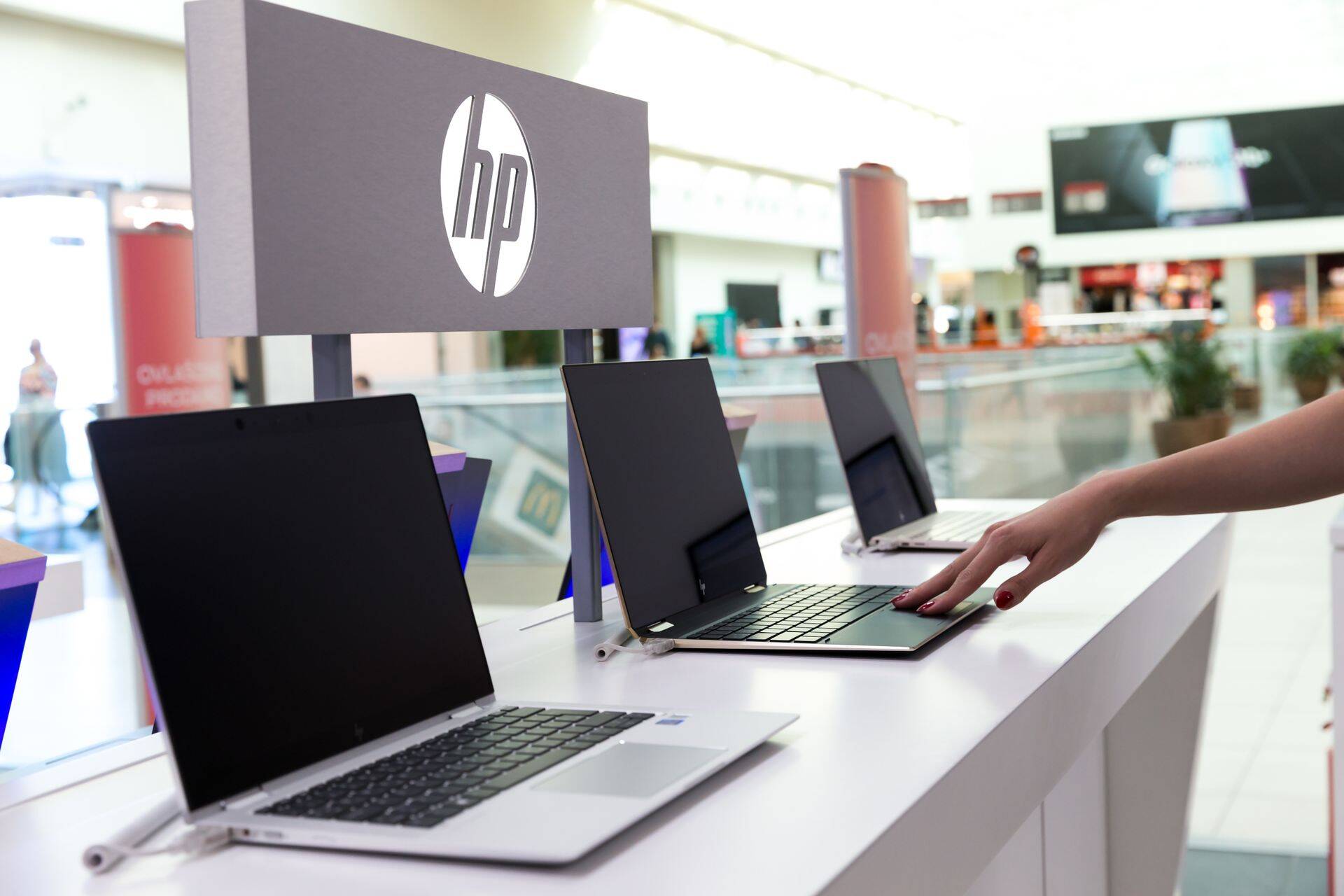 На аннулирование контрактов пришлось около 70 процентов всех расходов HP Inc от ухода из России, сообщает источник.