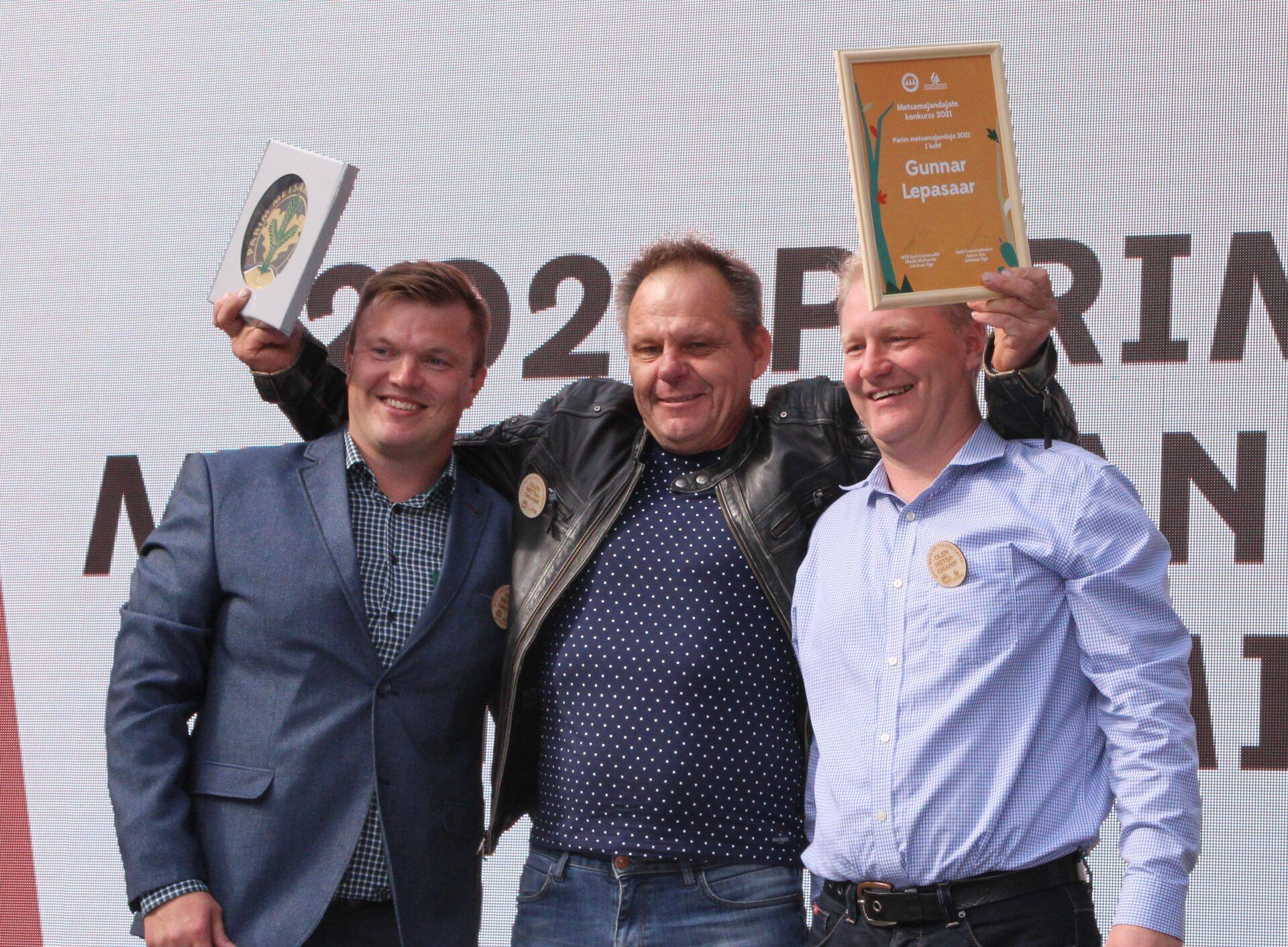 Parimale metsamajandajale Gunnar Lepasaarele andsid auhinna üle hindamisžürii liige Meelis Matkamäe ja SA Erametsakeskuse juhataja Jaanus Aun.