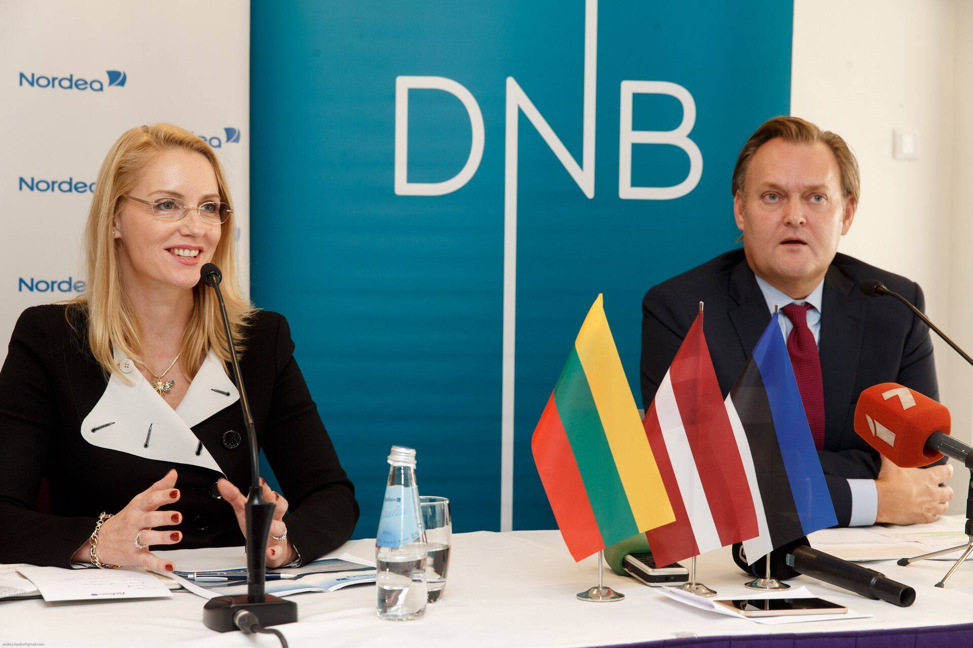 Tänavu augustis teatasid Nordea ja DNB pank ühinemisest ja korraldasid ühise presskonverentsi. Inga Skisaker (Nordea Balti panganduse juht, vasakul) ei vastanud Äripäeva ajakirjaniku küsimustele probleemide osas töötajate ametiühinguga. Paremal istub NDB Balti panganduse juht Mats Wermelin.