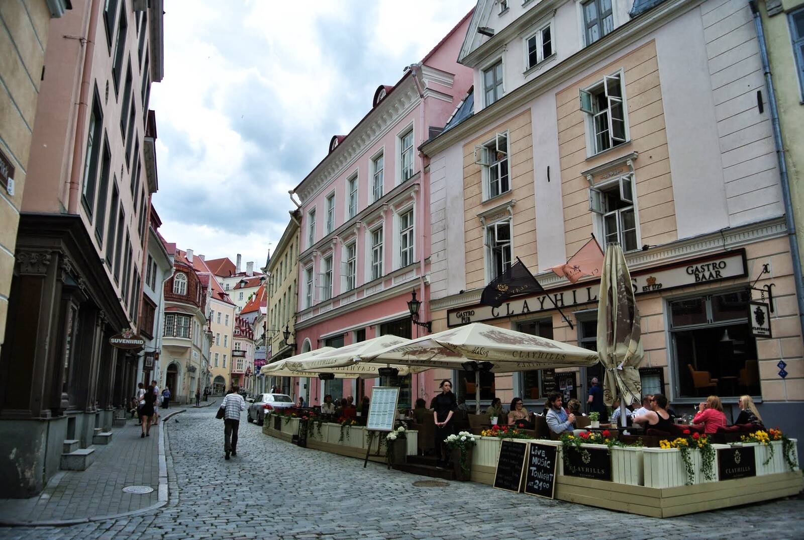 Еще несколько лет назад в Старом Таллинне, рядом с Большой гильдией на улице Пикк, 13 работал популярный паб «Clayhills», названный в честь дворянско-купеческого клана.
