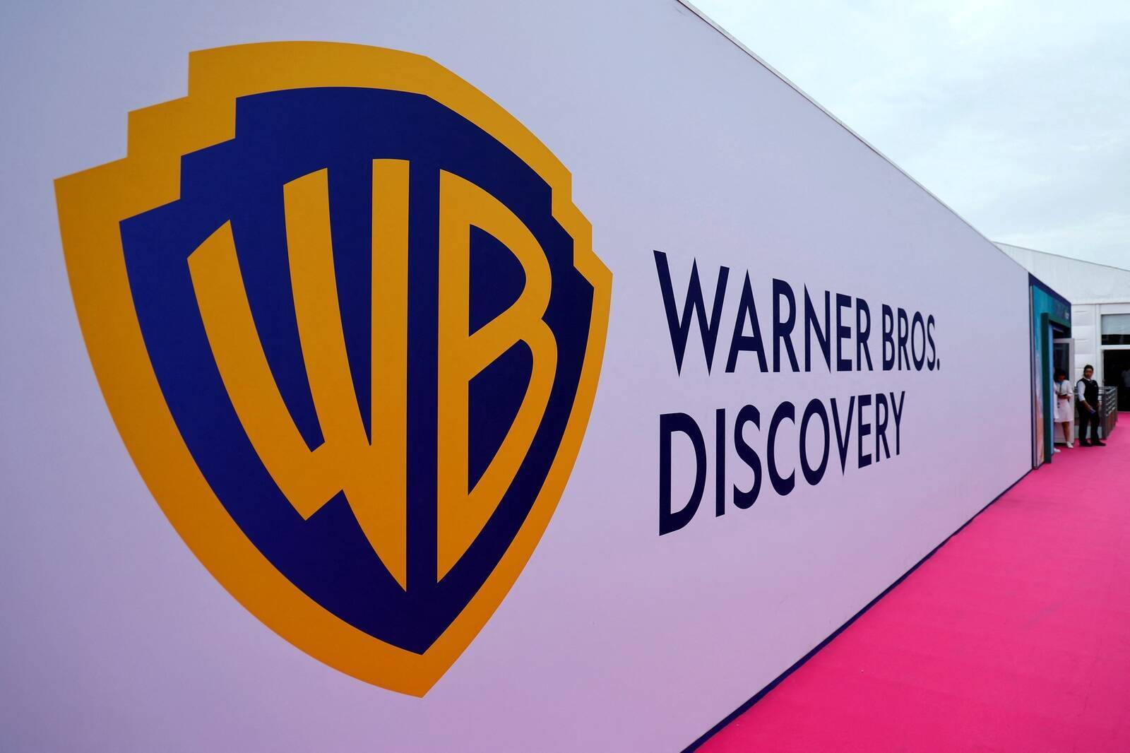 Warner Bros akcijas pēc ziņu publiskošanas pieauga par aptuveni 16%.