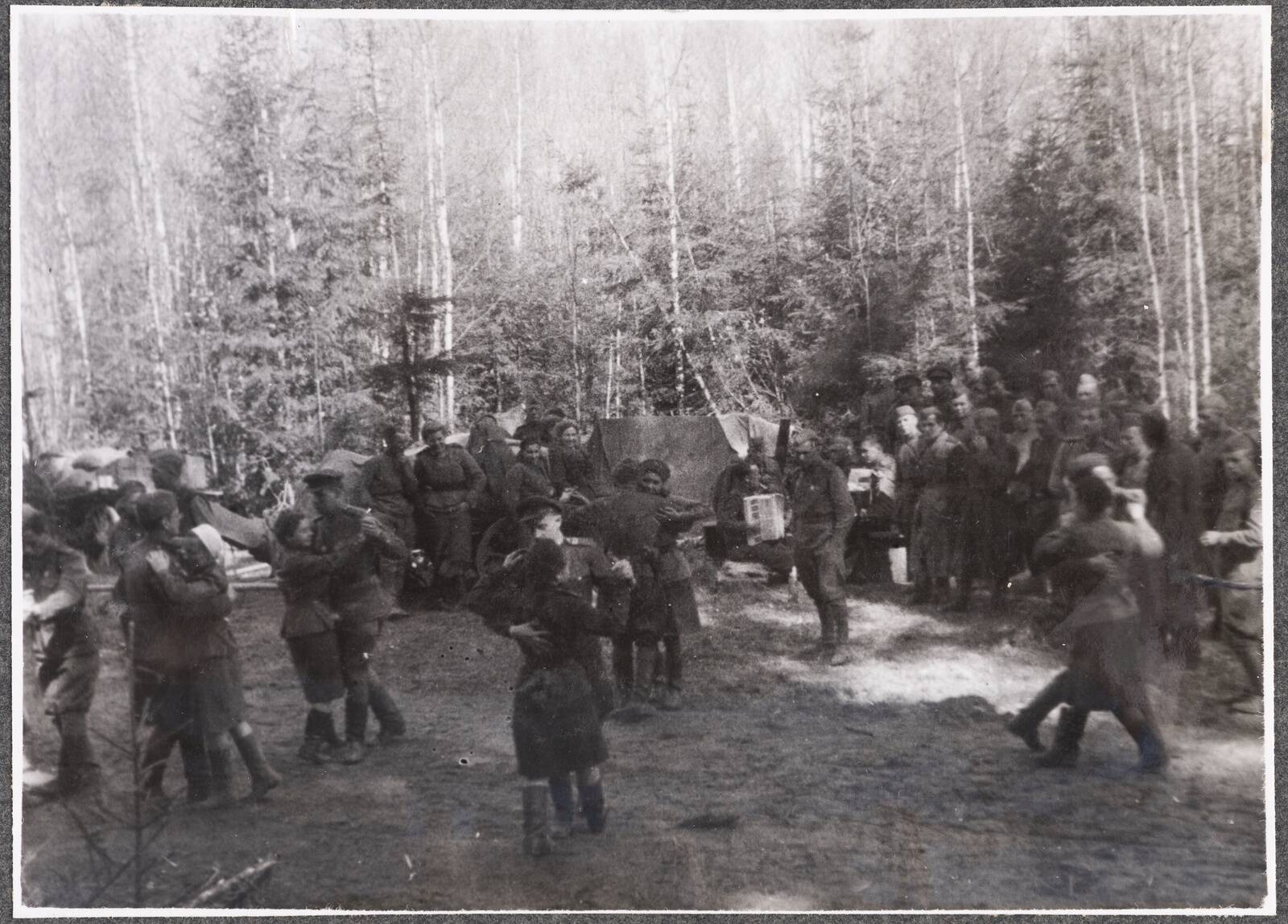 Võidu tähistamine Eesti Laskurkorpuses Kuramaal.