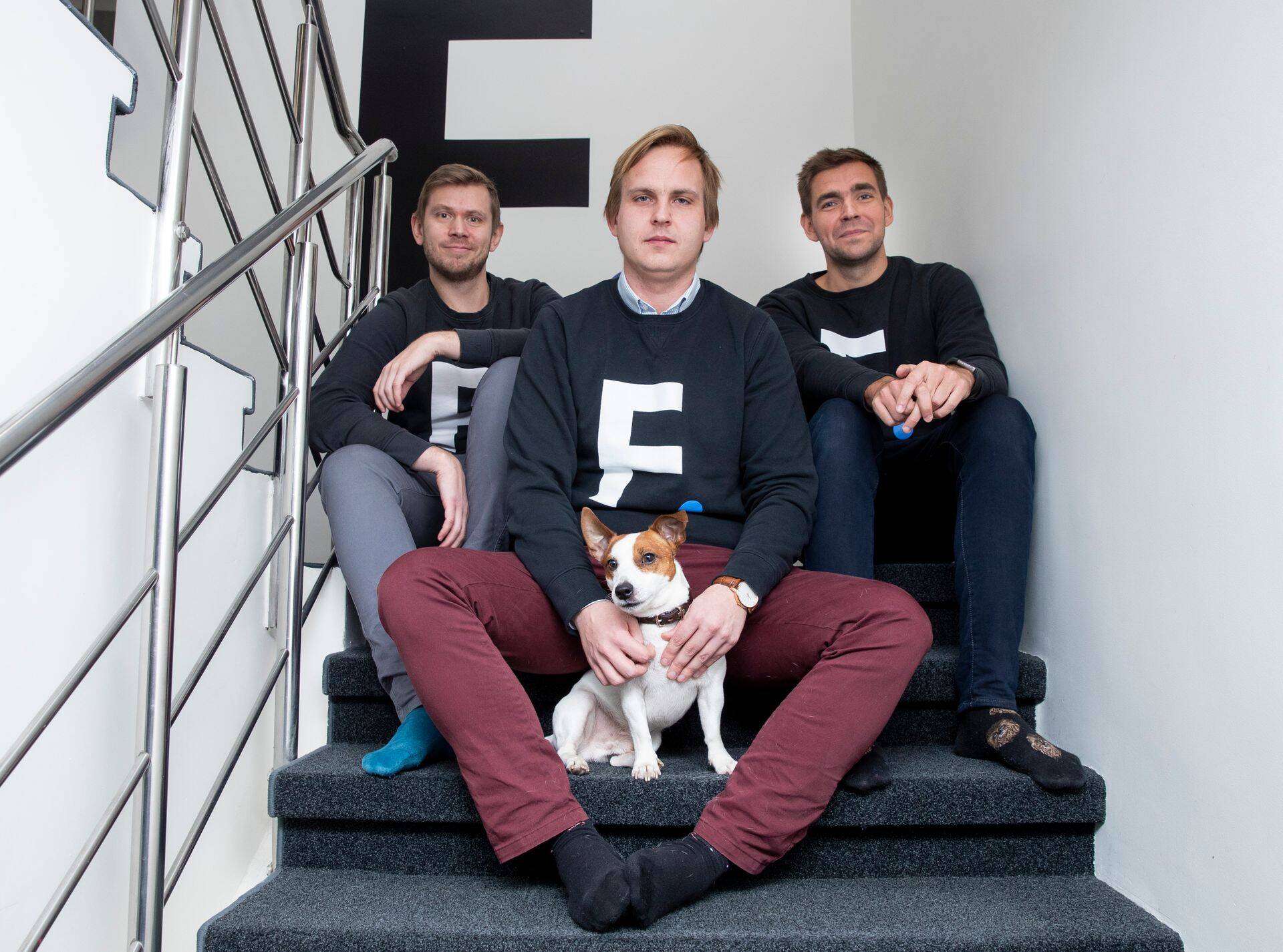 MeetFranki asutajad tehnoloogiajuht Anton Narusberg (vasakul), tegevjuht Kaarel Holm (ees keskel) ja äriarenduse juht Marko Virkebau.