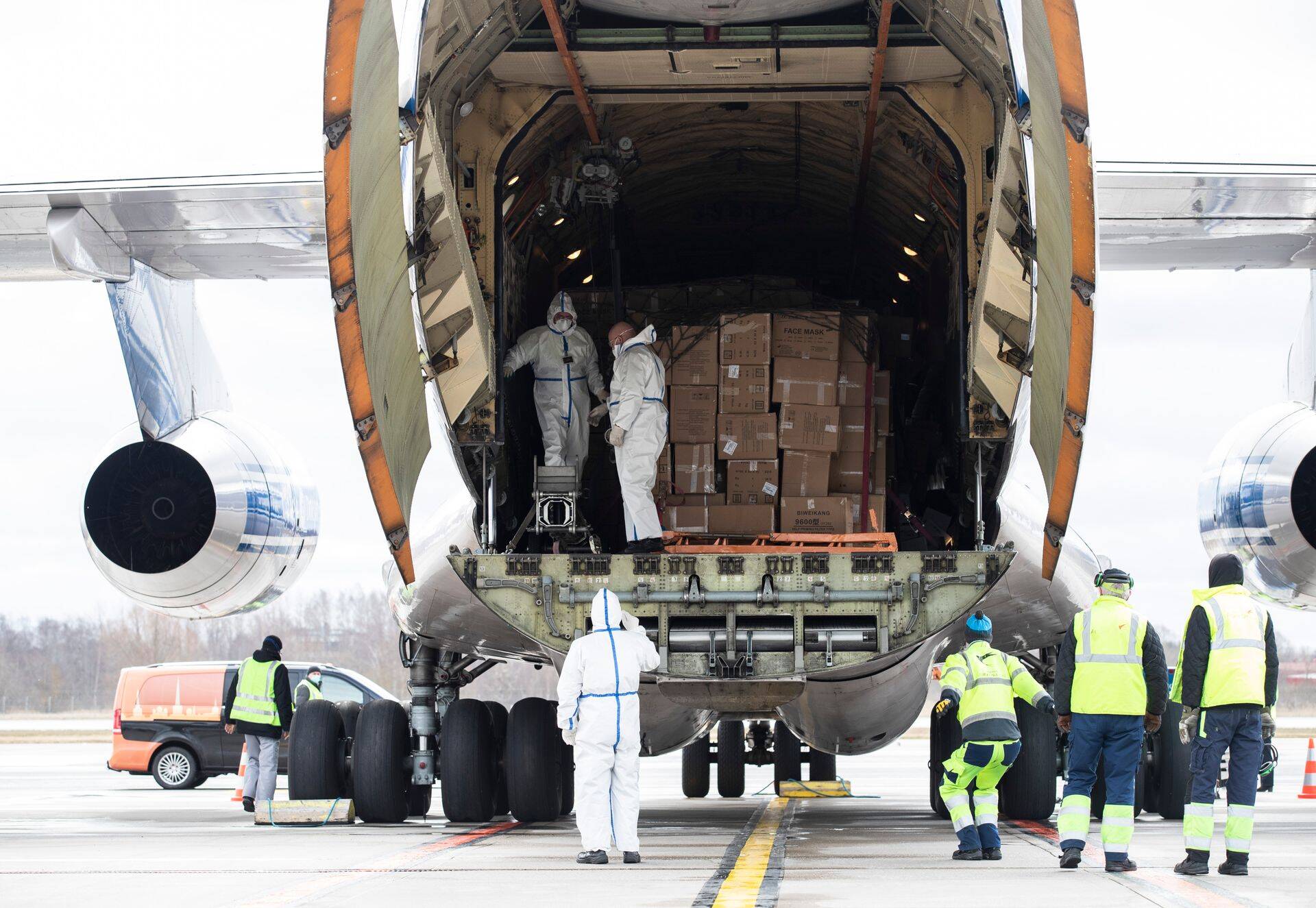 2. aprilli keskpäeval maandus Tallinna lennuväljal Hiinast tulnud lennuk, mille lastiks on 2,6 miljonit asja, millega oma tervist kaitsta: maskid, kitlid, prillid.... Majanduse kaitsmise kohta on ökonomistide meelest aga praegu vahenditest puudu.