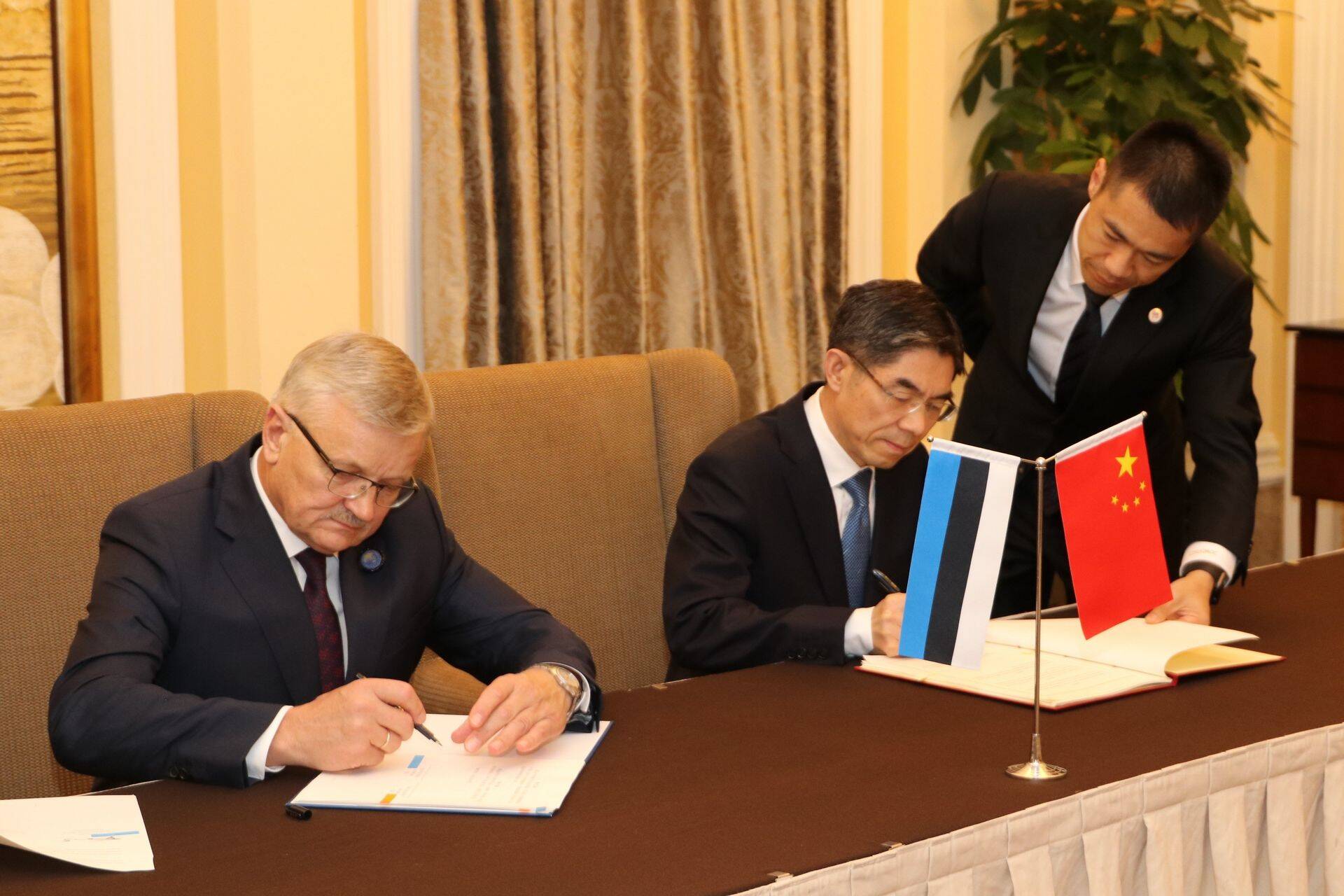 Hiina Tolliameti asepeadirektori Hr Wang ja maaeluminister Tarmo Tamm