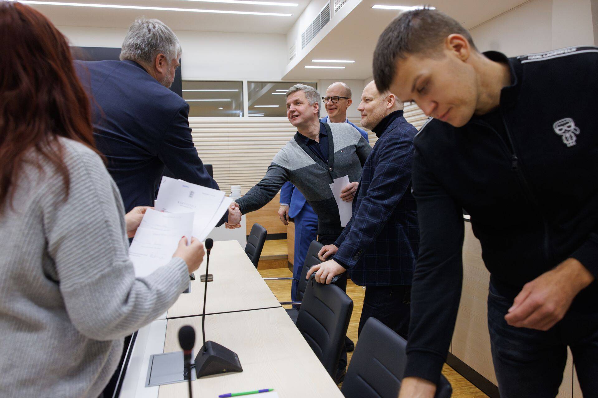 Tammsaare parki paviljoni ehitamisel hukkus lammutustööline, kelle surma põhjustamise eest oli kohtu all mitu ettevõtet ja isikut.  Astlanda Ehituse juht Kaupo Kolsar (keskel) peale kohtuistungit, esiplaanil süüdistuse saanud OÜ Lammutusmehed omanik Jarmo Rappu.