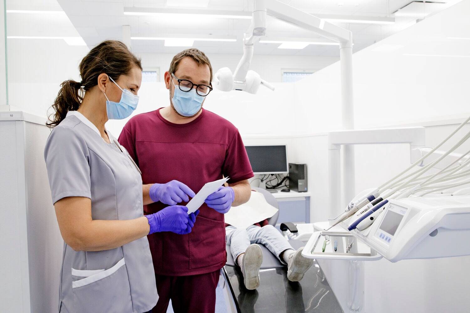 Üha enam hambaravikabinette vabastab oma töötajad kohustusest tööriideid pesta ja triikida – kõrgelt haritud spetsialisti aeg on selleks liiga väärtuslik.