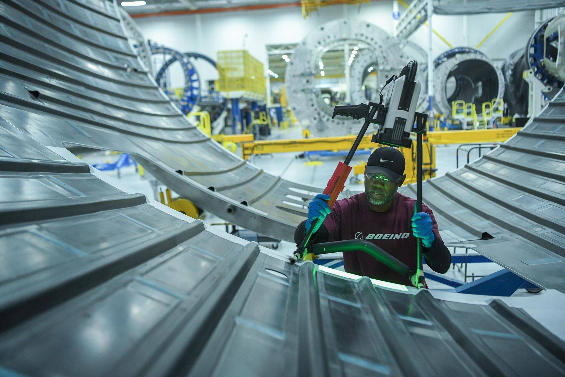 Boeingi koostetehase tööline.