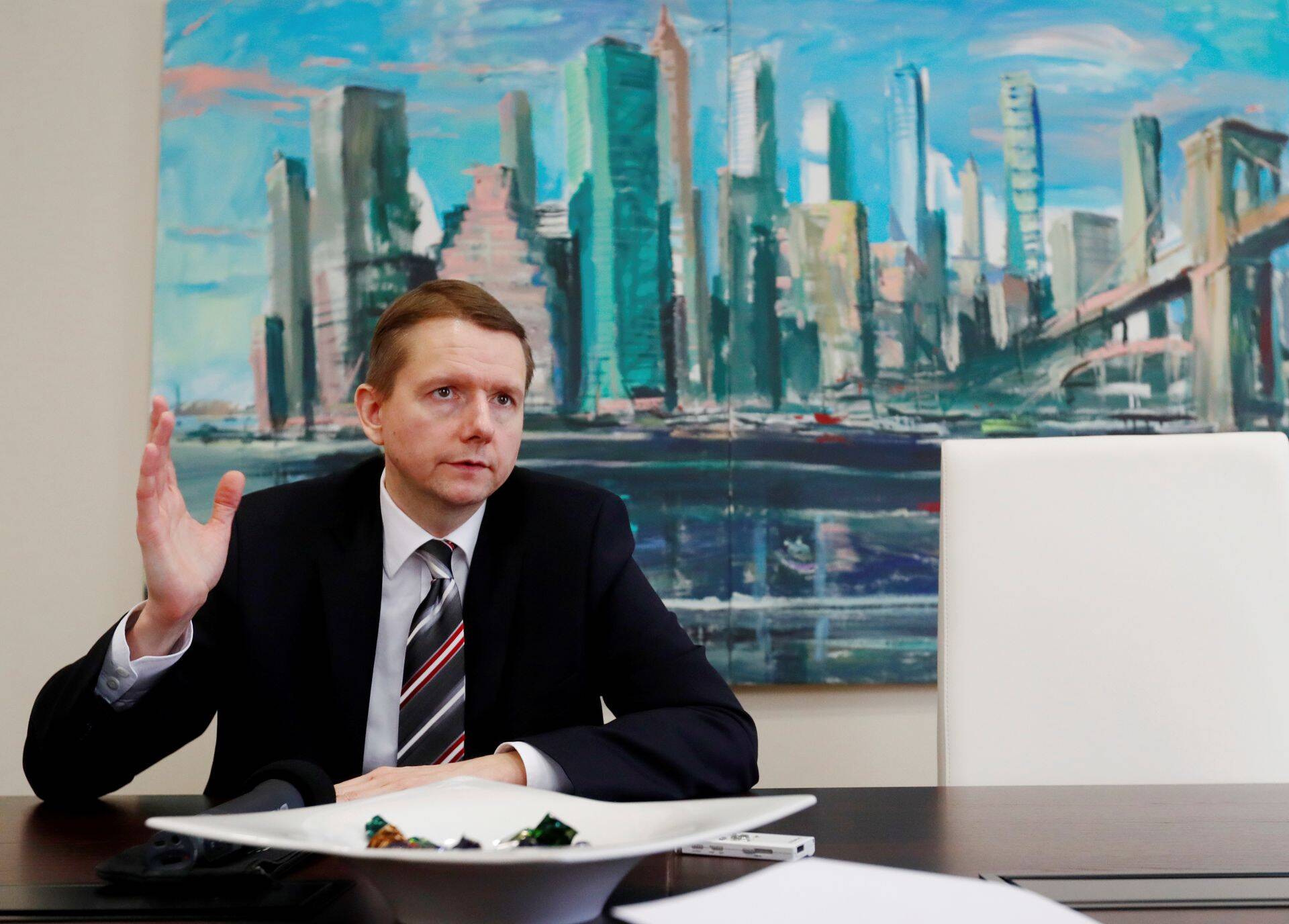 Läti finants- ja kapitaliturgude komisjoni juht Peters Putnins muretseb, et hiljutiste rahapesuskandaalide tõttu võivad Rootsi pangad otsustada Baltimaadest lahkuda.