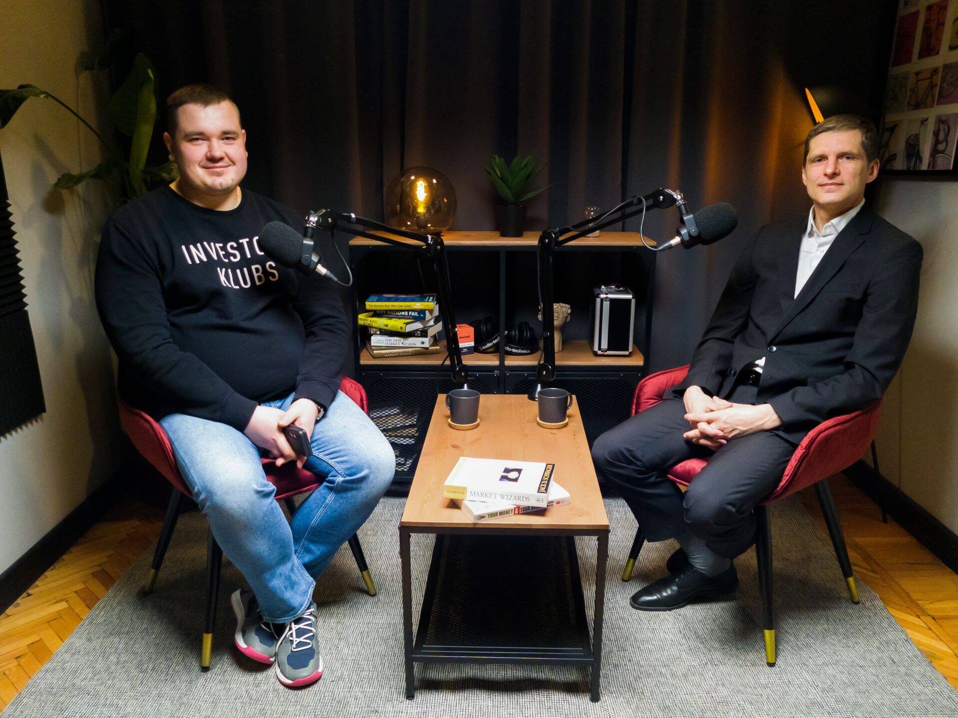 Investoru Kluba izpilddirektors Kaspars Peisenieks (pa kreisi) un SEB bankas ekonomists Dainis Gašpuitis (pa labi)