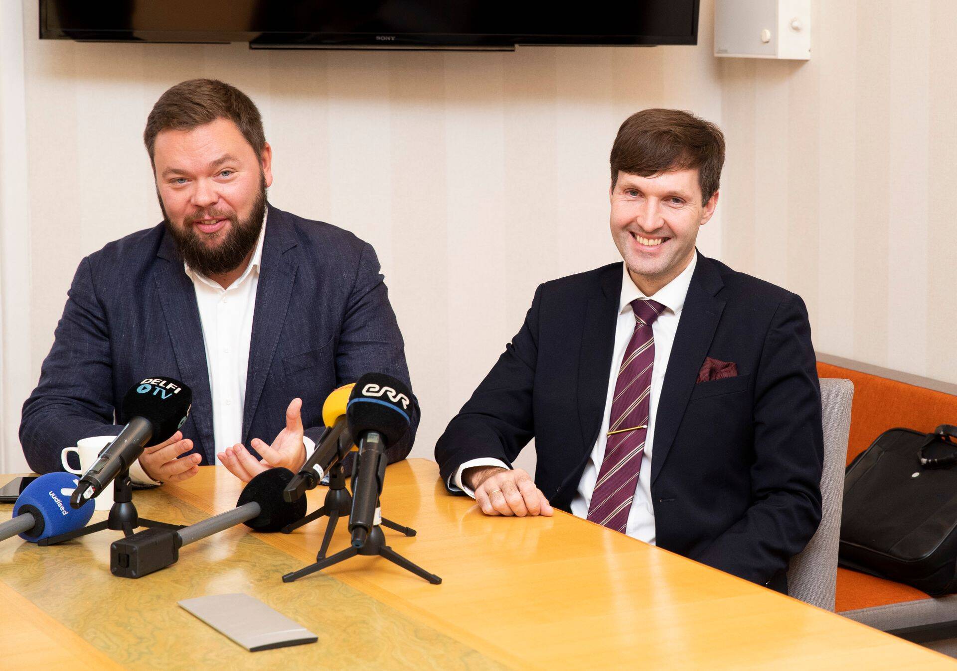 Naeratus, mis tegi meedia relvituks. Rahandusminister Martin Helme tutvustamas 1. novembril 2019 pressikonverentsil tulevast ministrit Kaimar Karu.