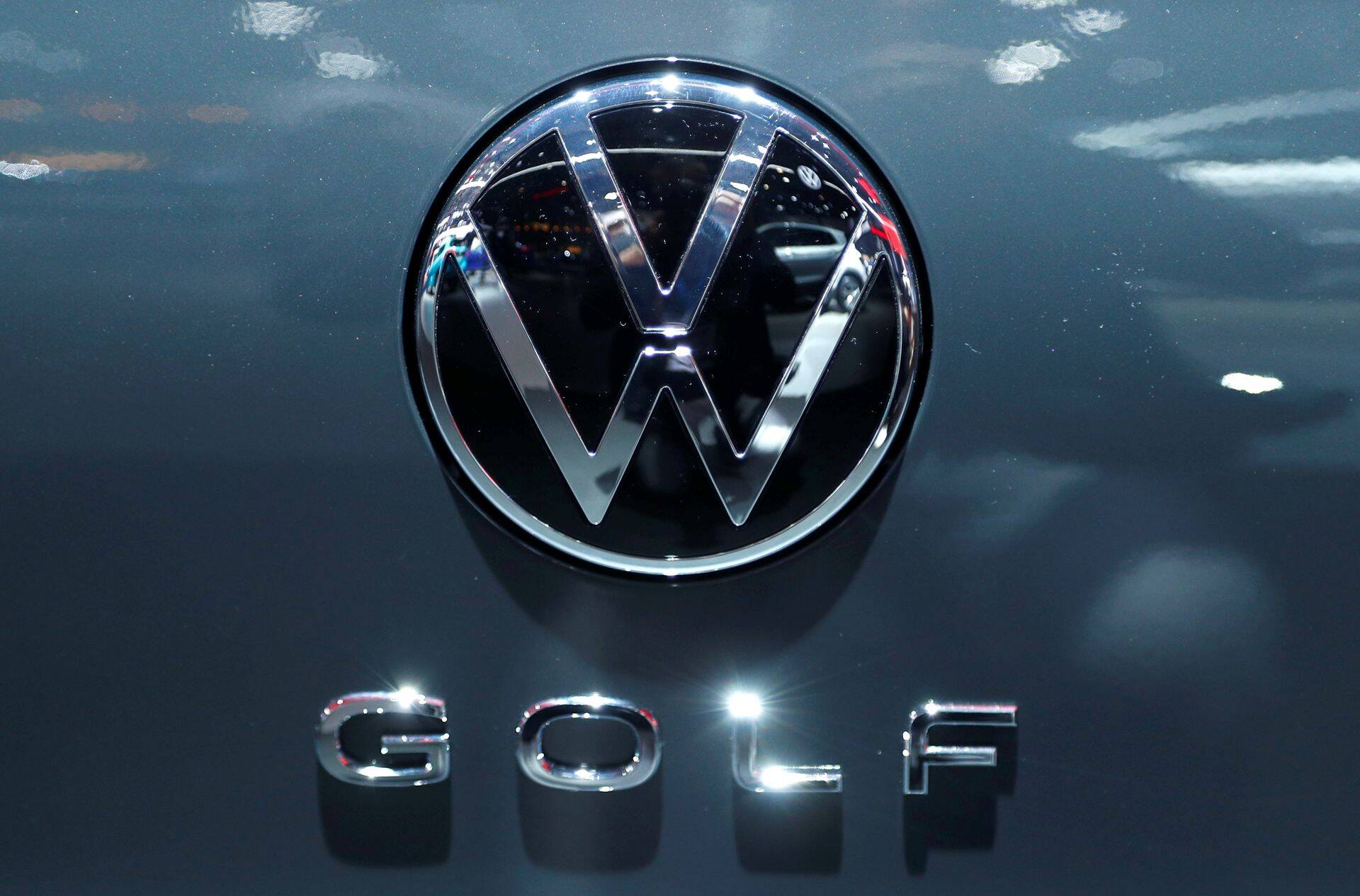 Volkswageni uus logo uuel Golfil Brüsseli autonäitusel 9. jaanuaril 2020. aastal. Volkswagen Group suutis 2019. aastal autode tarneid kasvatada.
