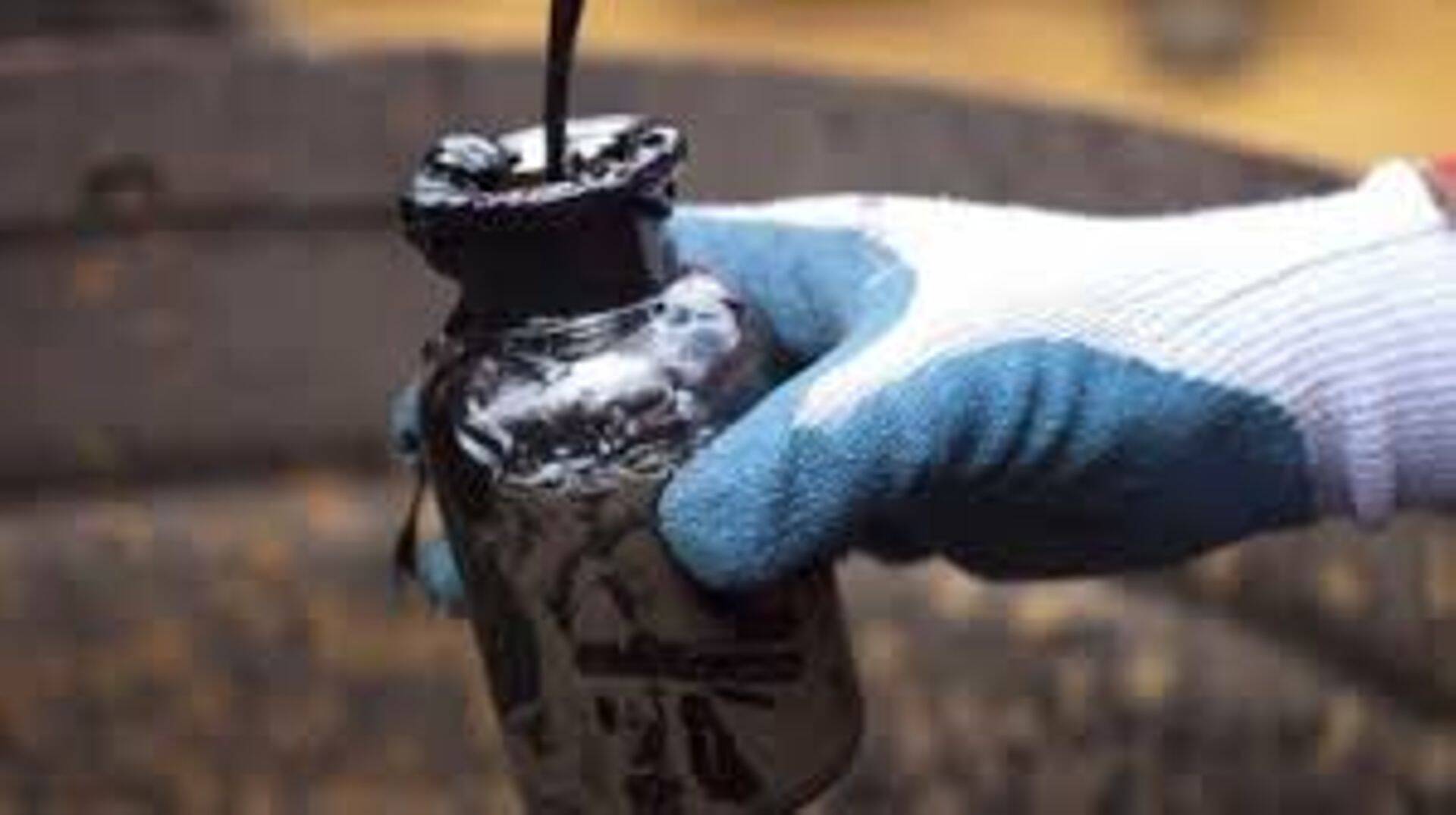 Нефть падает на данных по запасам