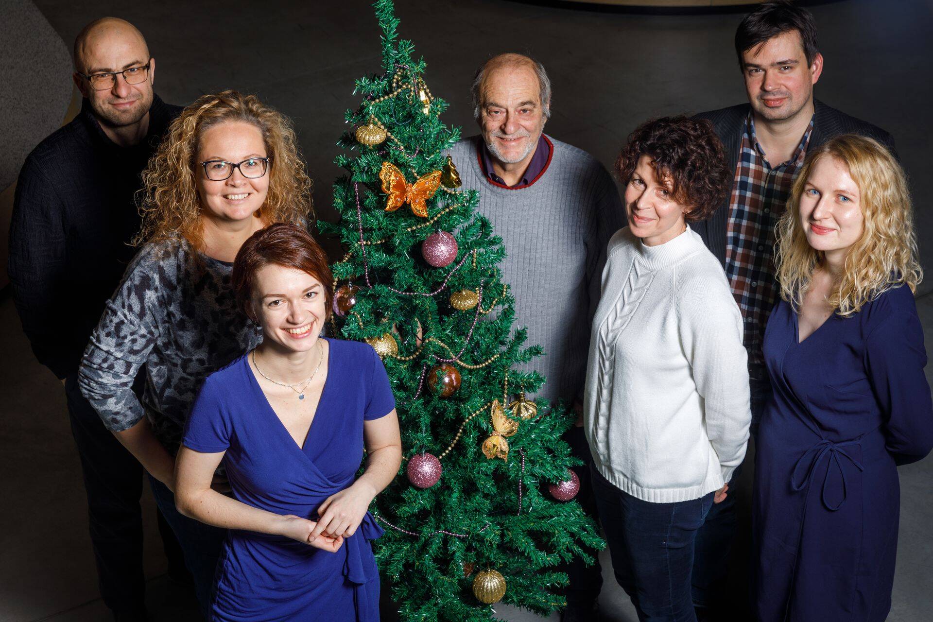 С праздниками! Дружный коллектив «Деловых ведомостей»: слева от ёлки - Полина Волкова, Варвара Языкова, Дмитрий Фефилов; справа от ёлки - Эльконд Либман, Алёна Ценно, Ярослав Тавгень, Виолетта Ланман. Алёна Стадник с малышом дома.