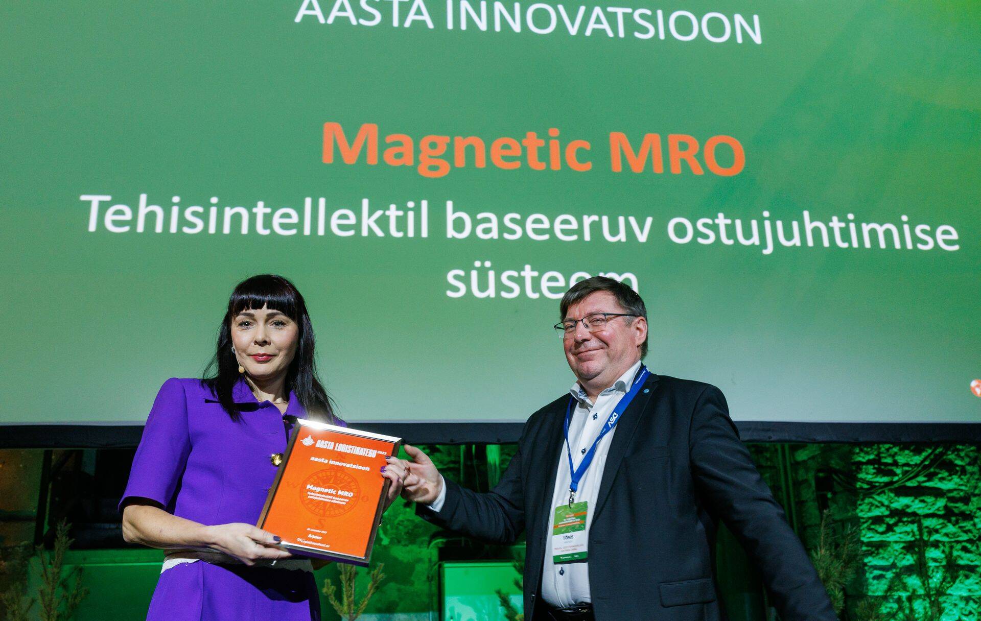 Magnetic Group´i tarneahelajuht Kaire Kalve Aasta Logistikateo žürii esimehelt Tõnis Hintsovilt auihinda vastu võtmas.