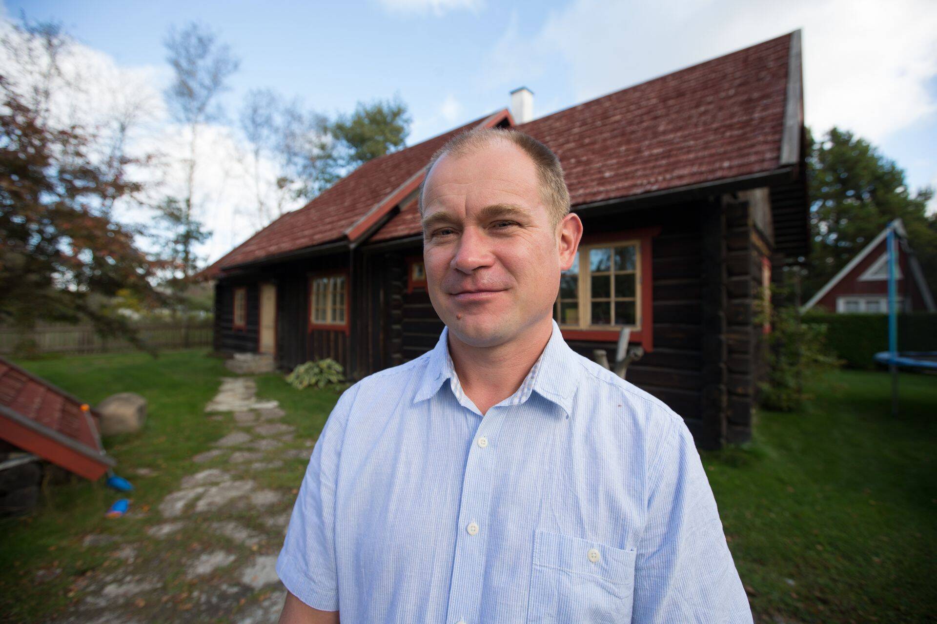 Hobbiton Home OÜ tegevjuht Andrus Prangli räägib, kuidas käsitööpalkmaja puhul läib palkide töötlemine käsitööriistadega