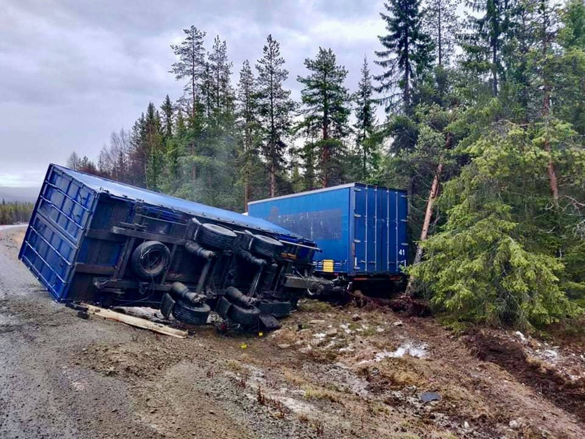 Veok kaotas libedaga juhitavuse ning libises kraavi.