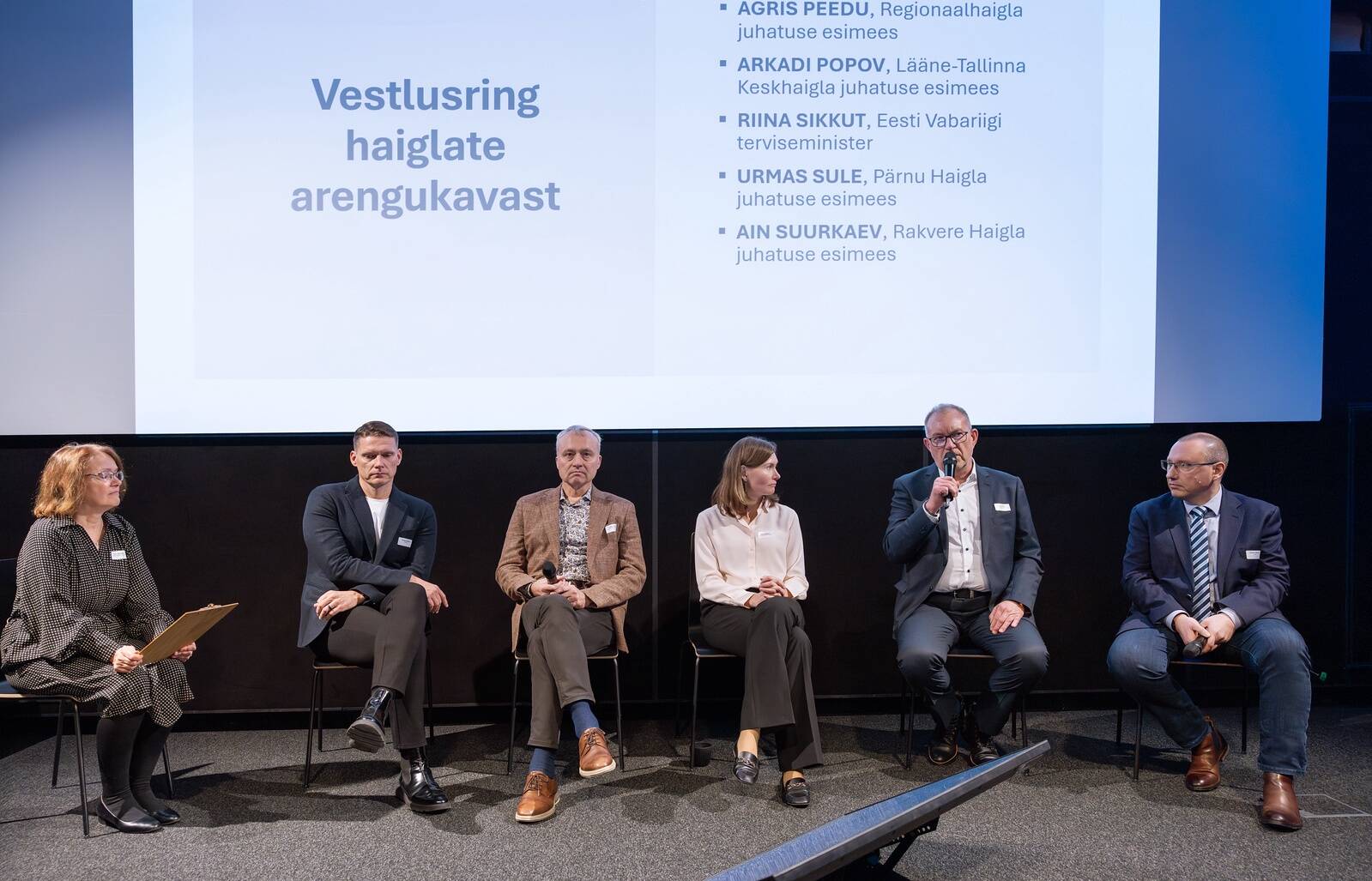 Foto: Haiglavõrgu arengusuundade vestlusringis (vasakult) Kadi Heinsalu, Agris Peedu, Urmas Sule, Riina Sikkut, Ain Suurkaev ja Arkadi Popov.