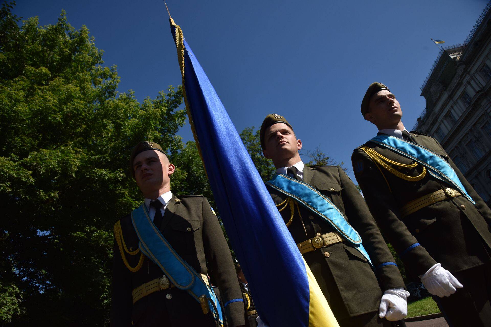 Курсанты почетного караула во время празднования Дня Конституции Украины, Львов, 28 июня 2023 г.