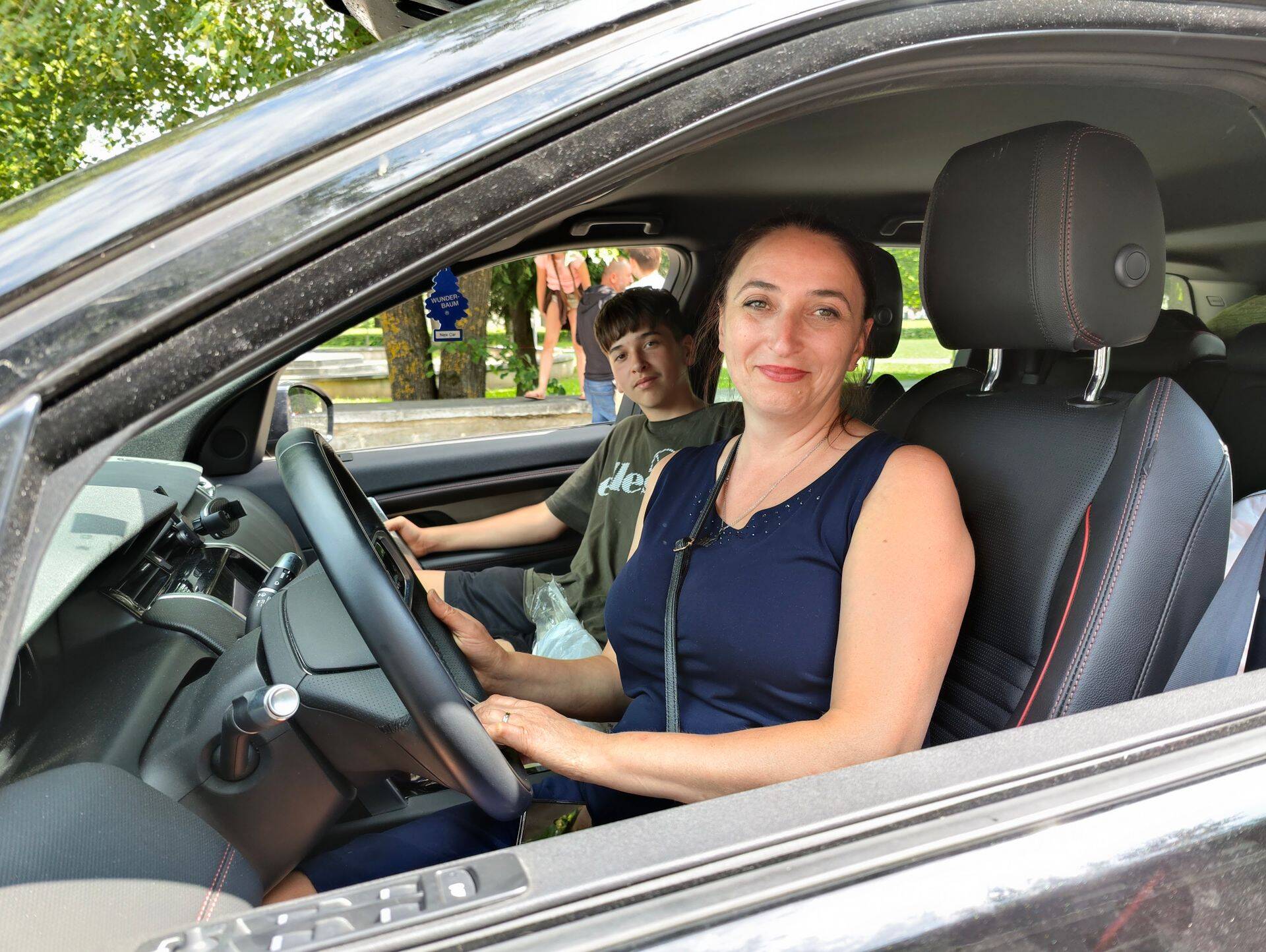 Загидат из Австрии четыре дня пыталась в разных местах пересекать границу между ЕС и РФ. Наконец, её машина стоит первой перед шлагбаумом в Нарве.