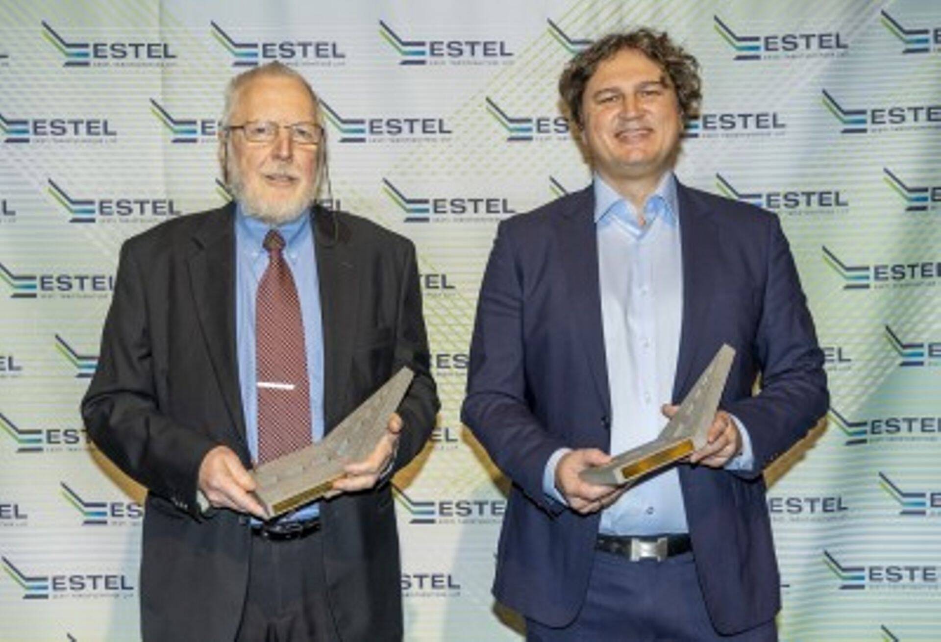 2022. aasta elutööpreemia pälvinud Tiit Metsvahi ja inseneripreemia võitja Jaanus Taro. Foto: transpordiamet
