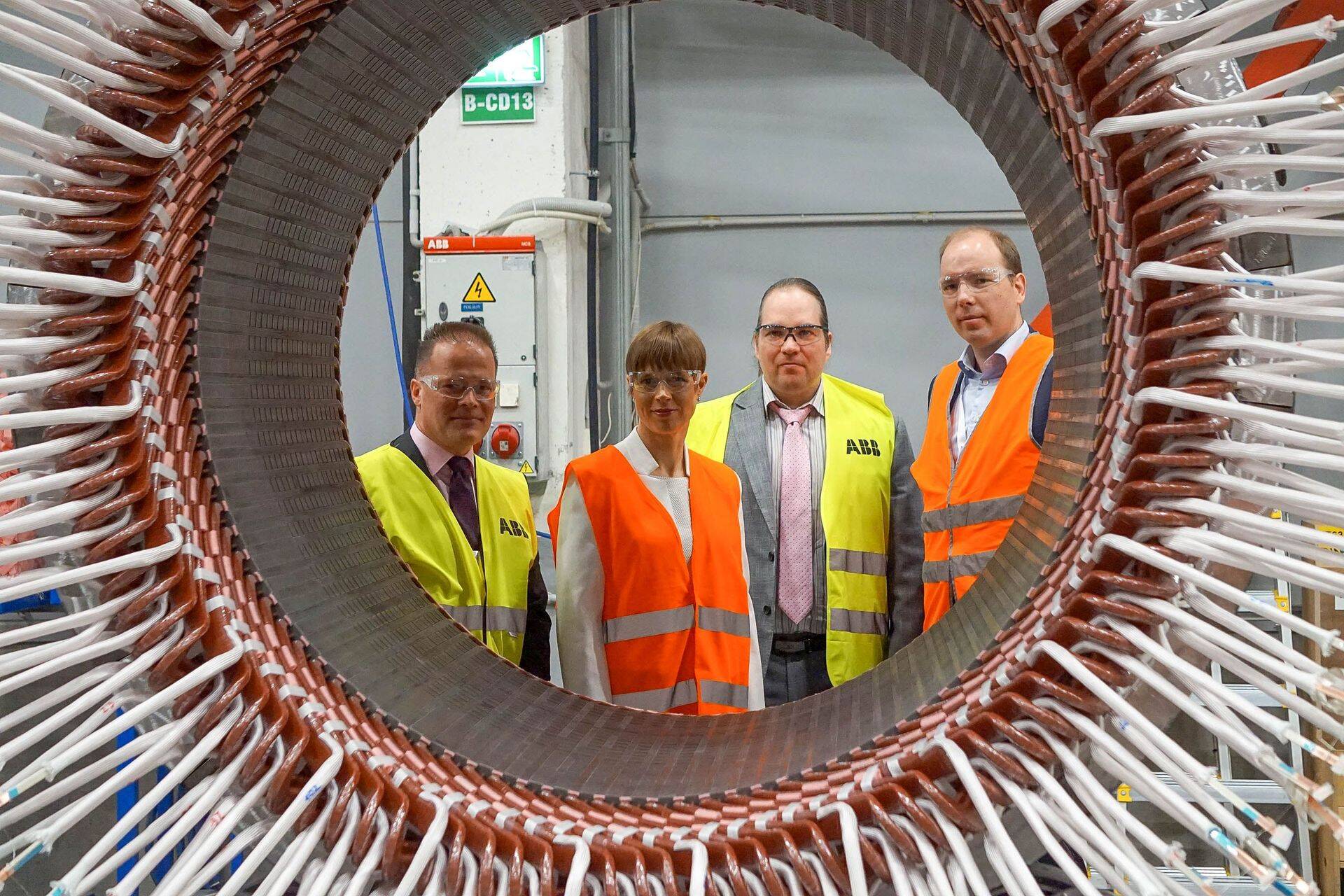 Eesti ABB tegevjuht Jukka Patrikainen, Eesti Vabariigi president Kersti Kaljulaid, ABB mootorite ja generaatorite üksuse juht Antti Liedes ja ajamite tehase toonane juht Klaus Heiskanen.