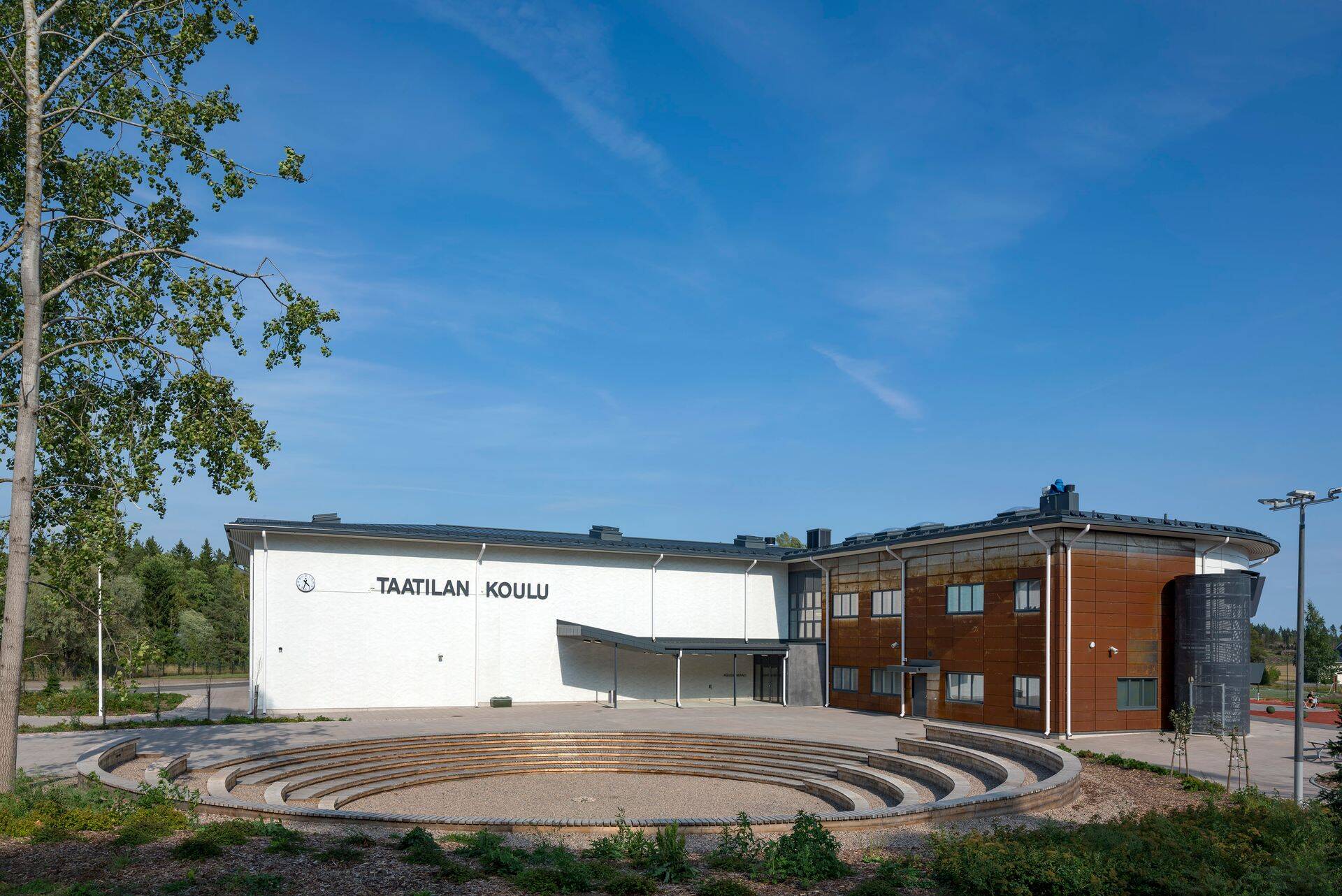 Kuubis on teinud soomlaste projekte varemgi. Taatila kool on üks esimestest Soomes valminud diginatiivide koolidest, mis on osutunud nii populaarseks, et kooli direktor müüb pileteid ekskursioonidele. Projekti juhtiv arhitekt Katrin Männik.