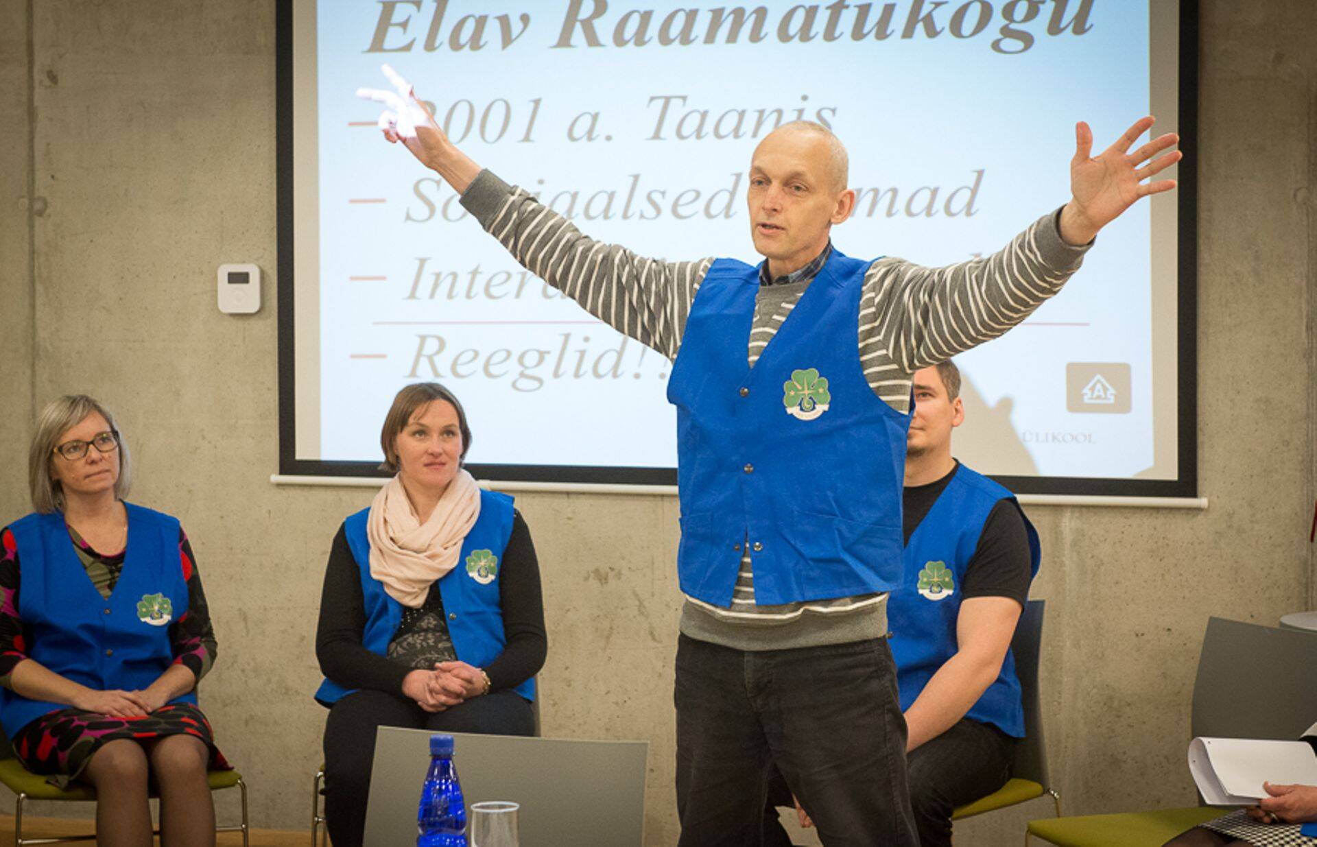 Tallinna Ülikooli avatud ülikooli partnerpäeval sai valida lugemist kuue elava raamatu ehk inimese seast. Esiplaanil Arno Baltin.