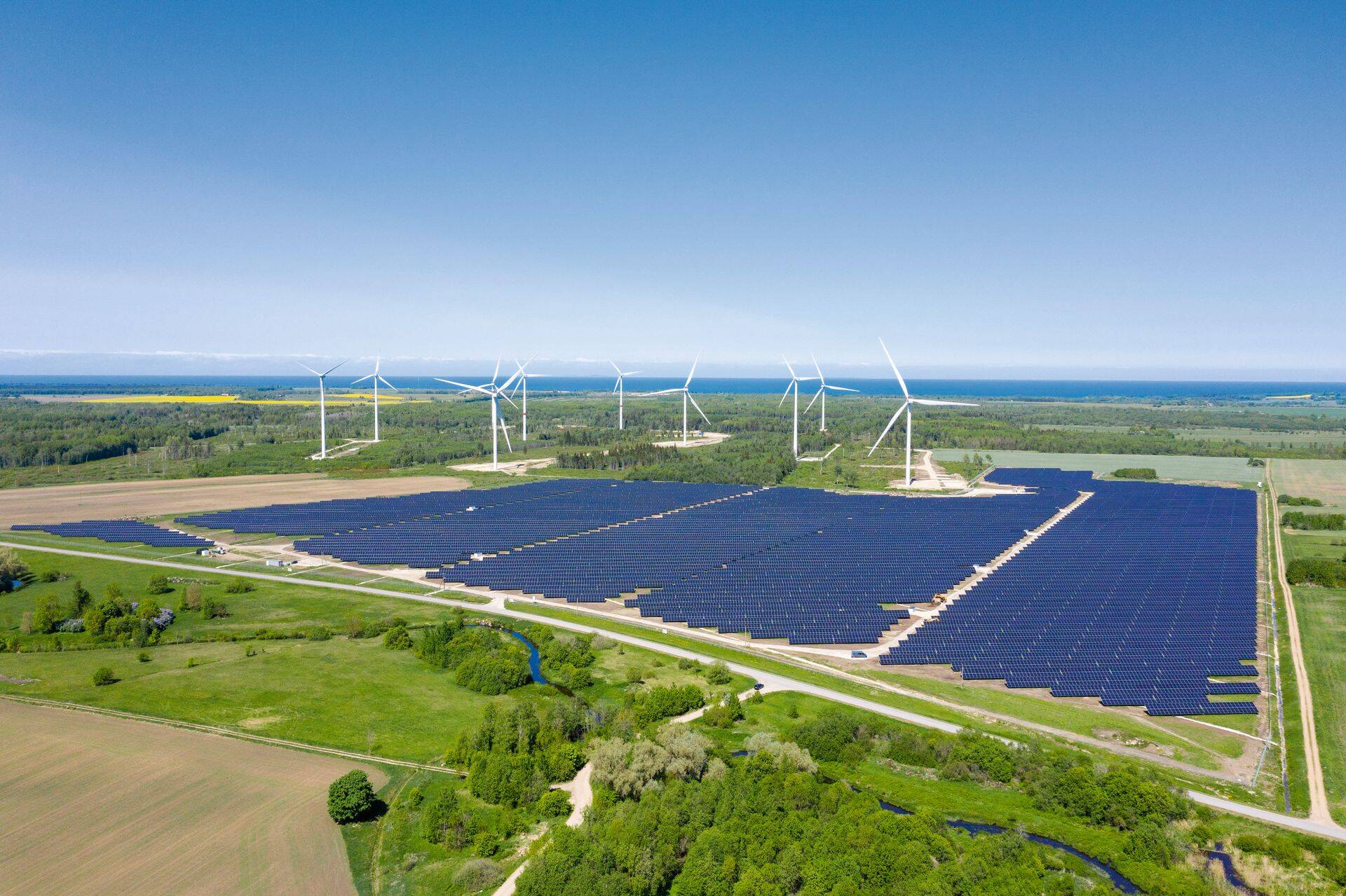 Enefit Greeni Purtse hübriidpargis toodetakse elektrit nii tuule- kui päikeseenergiast. Kuna tuulest saab rohkem elektrit toota sügisel ja talvel, päikesest aga kevadel ja suvel, siis on võrku antava elektri kogus stabiilsem ja ühendust kasutatakse paremini ära.