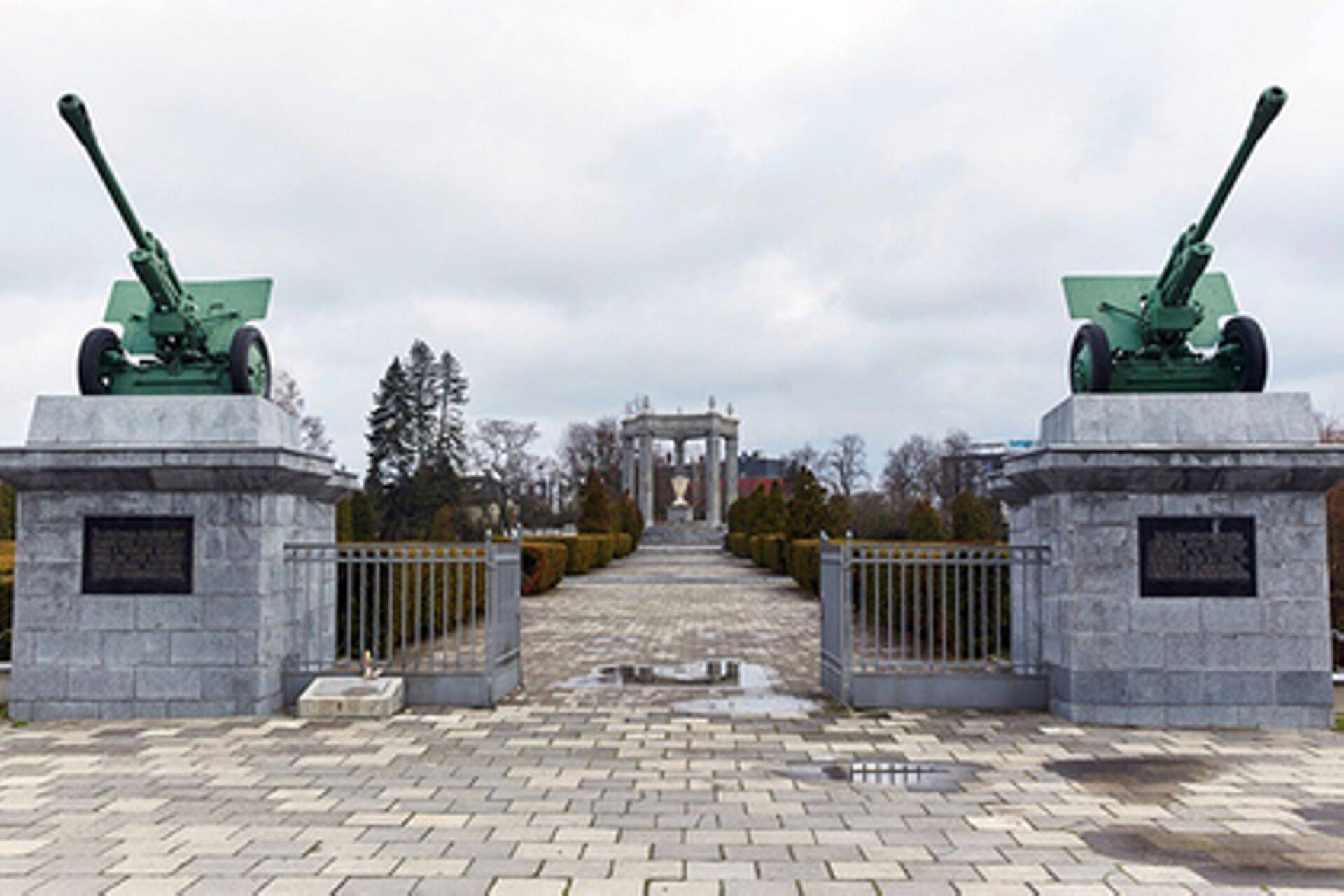 В Польше приняли закон о сносе коммунистических памятников
