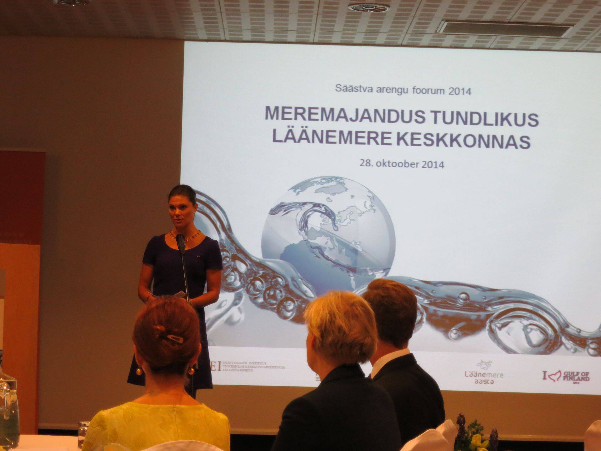 Rootsi kroonprintsess Victoria üle andmas Läänemere sõbra auhindu