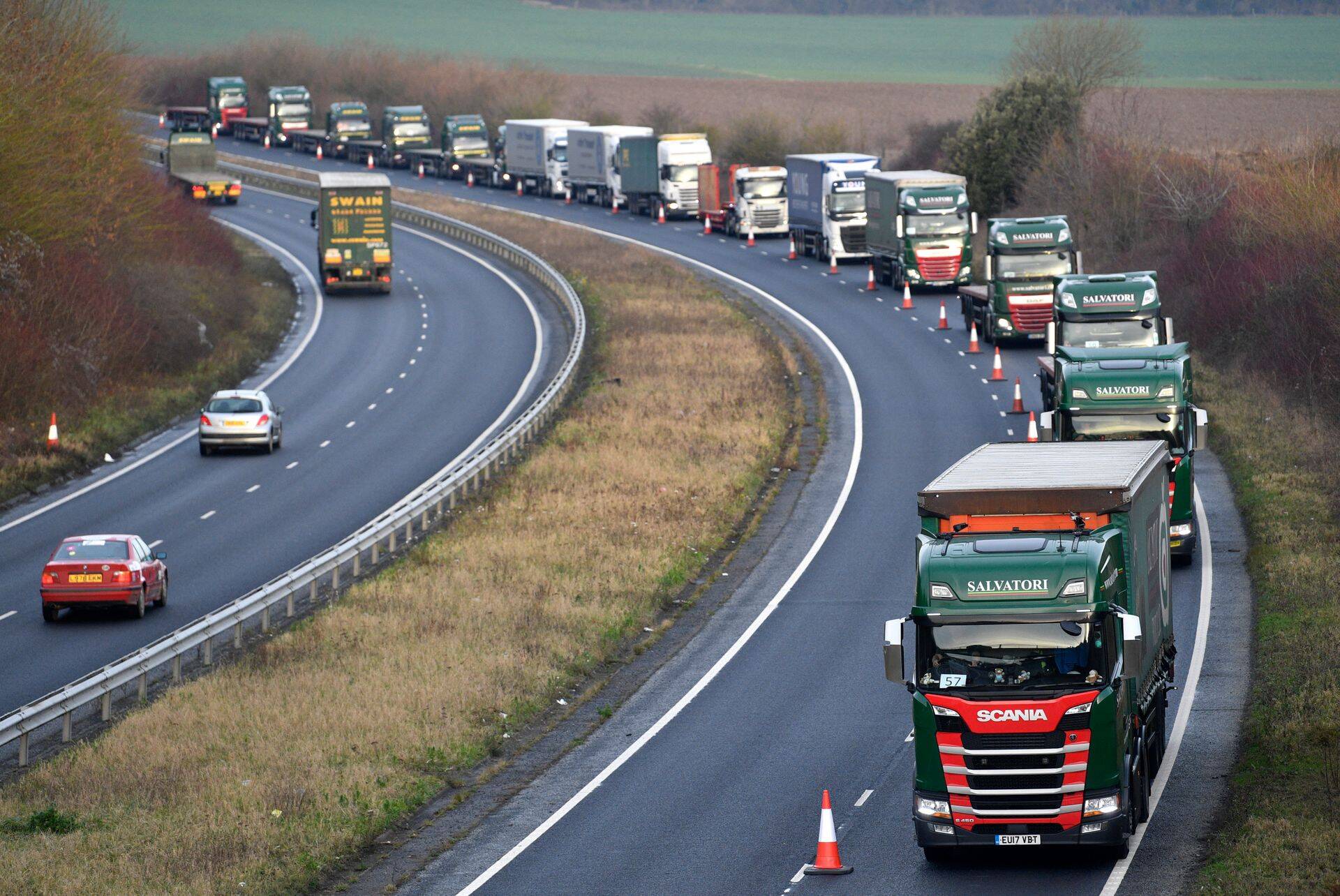 Suurbritannia sõlmpunkti Euroopaga ehk Doveri sadamat läbib iga päev keskmiselt rohkem kui 7000 veoautot. Jaanuari alguses tehti sadamas katse, mida tähendaks pikaldasem tolliprotseduur, milles osales siiski vaid umbes 100 veoautot.