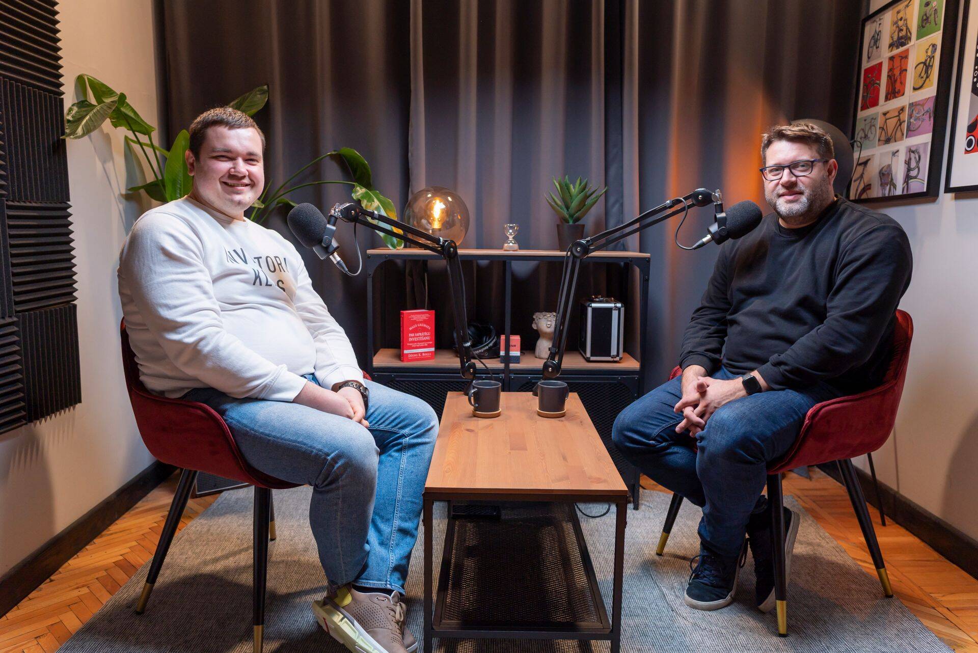 Investoru Kluba izpilddirektors Kaspars Peisenieks un raidījuma Mediāna veidotājs Kristaps Pētersons