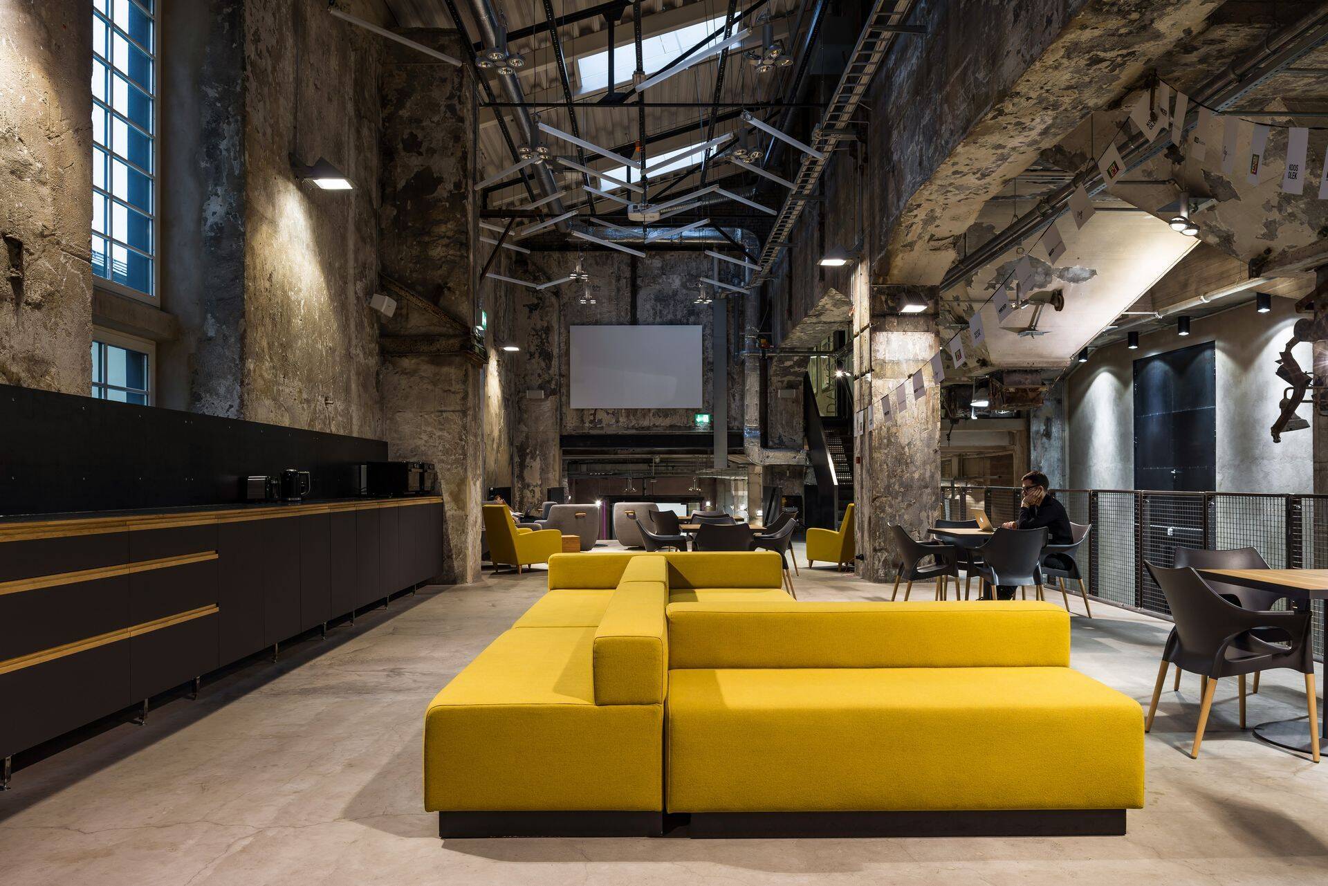 Mediateegis on ruumi kõigi nelja kontori töötaja jaoks, kes seal söövad, juttu ajavad, pingpongi mängivad või läpakaga vaheldust otsivad.